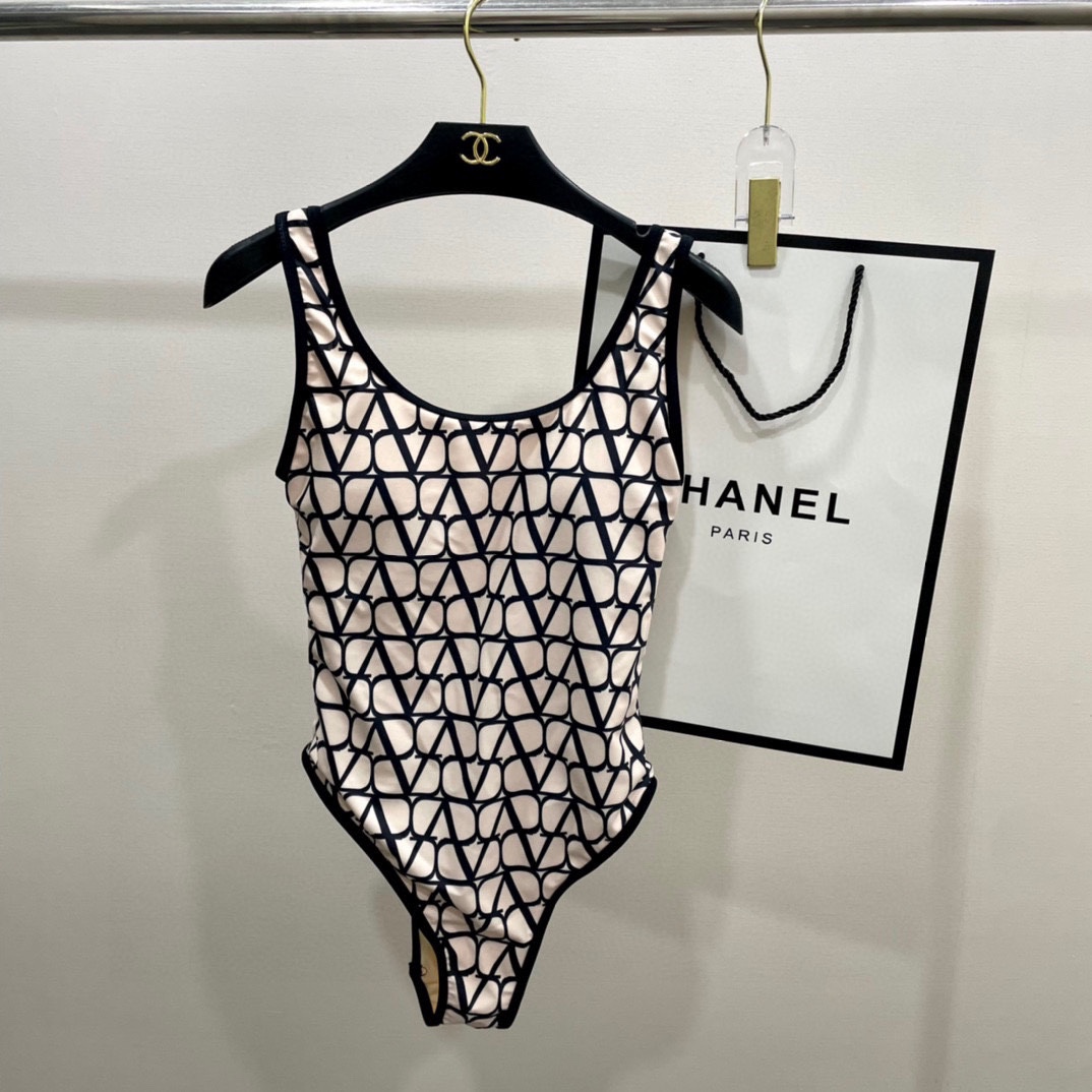 “Valentino’s Sexy Goddess Body Suit: Versatile Swimwear for Various Scenarios” - 图片 4