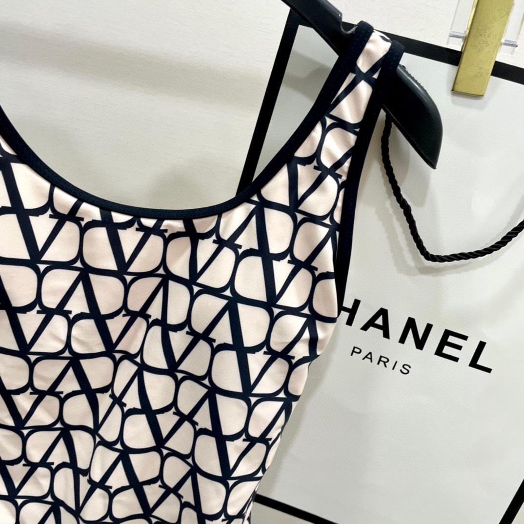 “Valentino’s Sexy Goddess Body Suit: Versatile Swimwear for Various Scenarios” - 图片 5