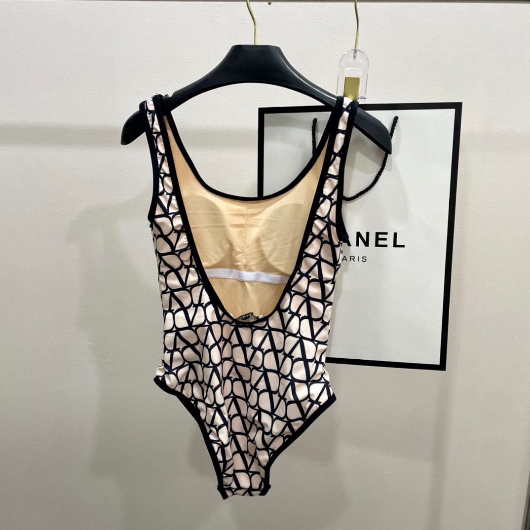 “Valentino’s Sexy Goddess Body Suit: Versatile Swimwear for Various Scenarios” - 图片 7