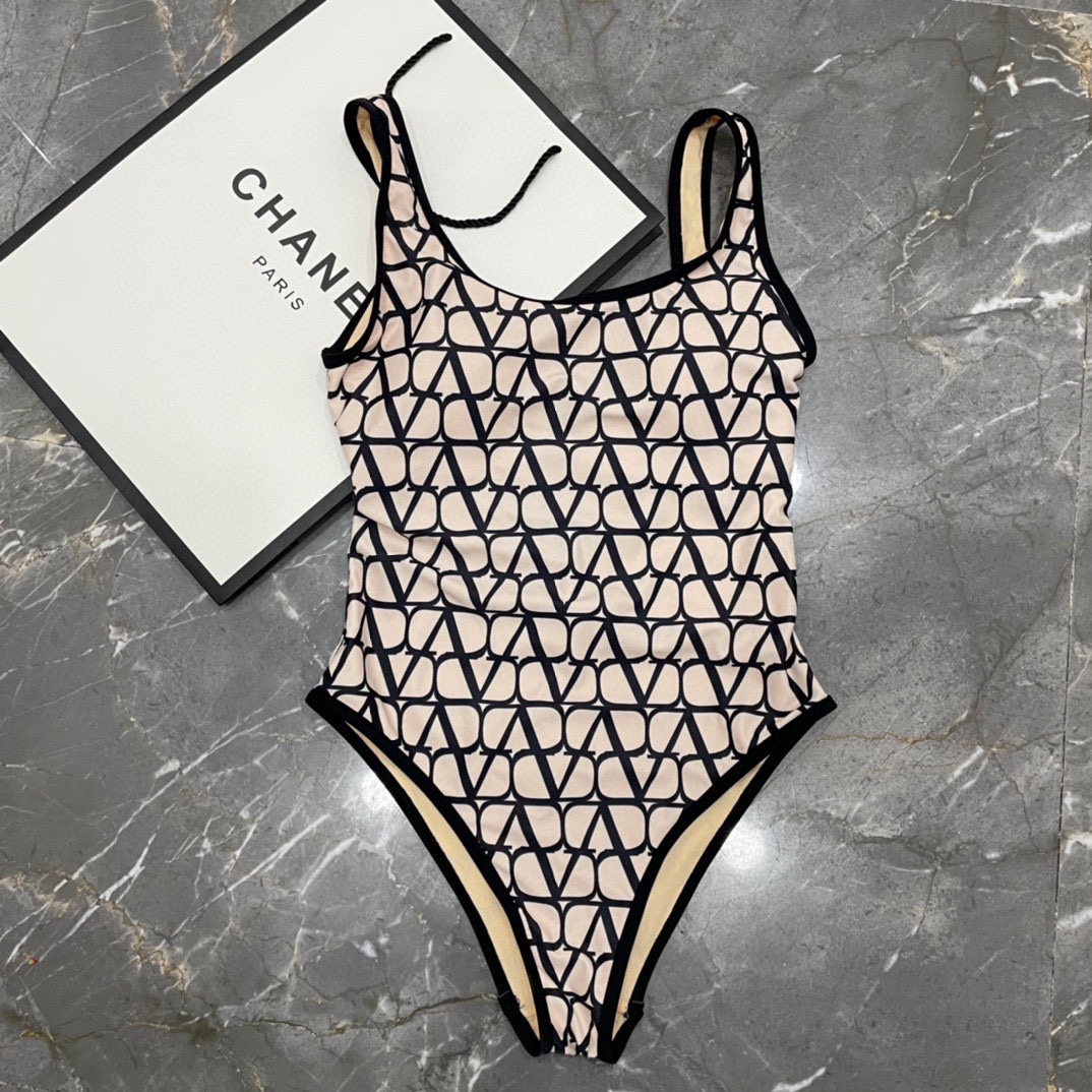“Valentino’s Sexy Goddess Body Suit: Versatile Swimwear for Various Scenarios” - 图片 9