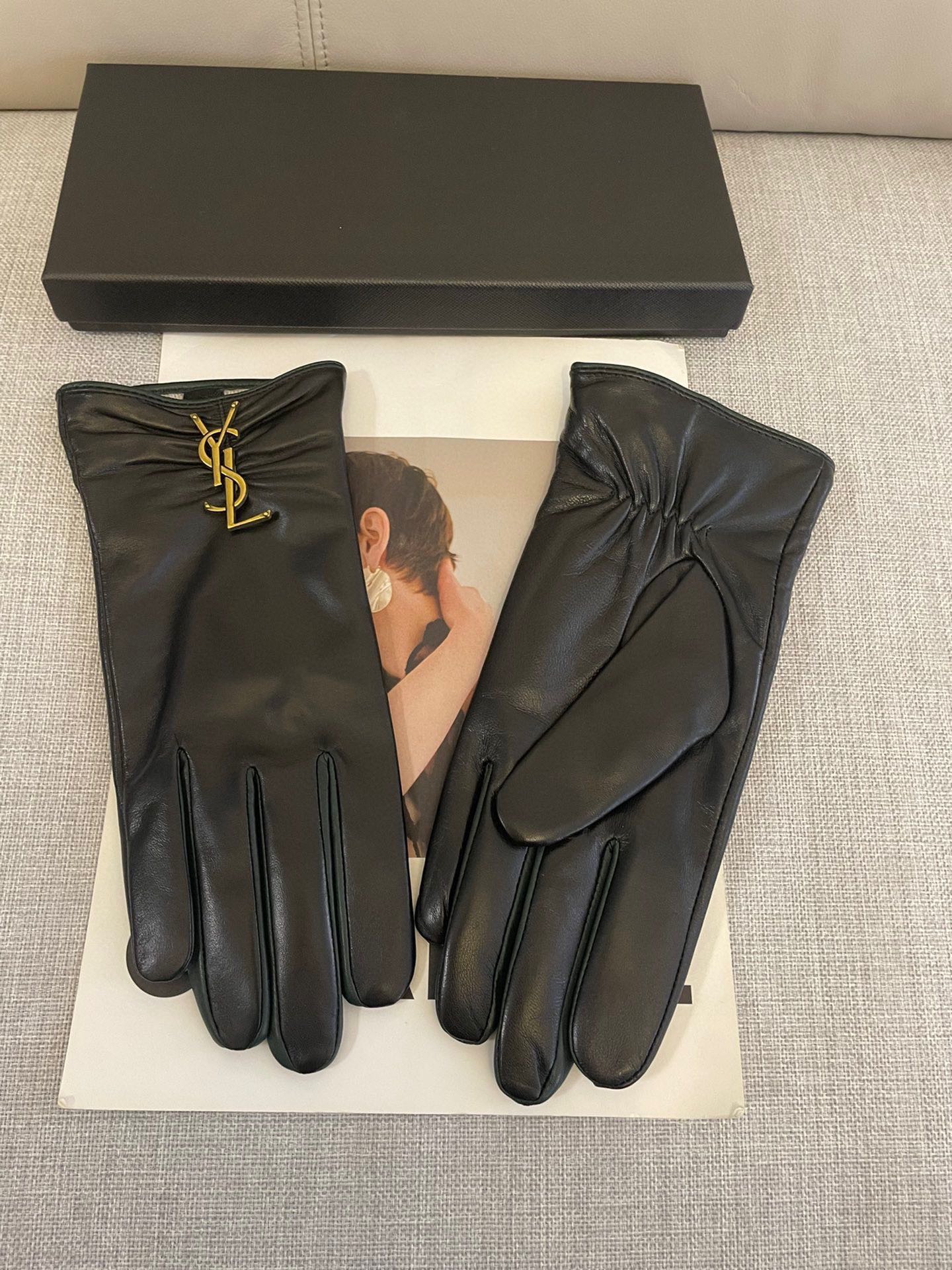 “High-Quality Lambskin Gloves Customised at Special Price of 275 YSL” - 图片 3