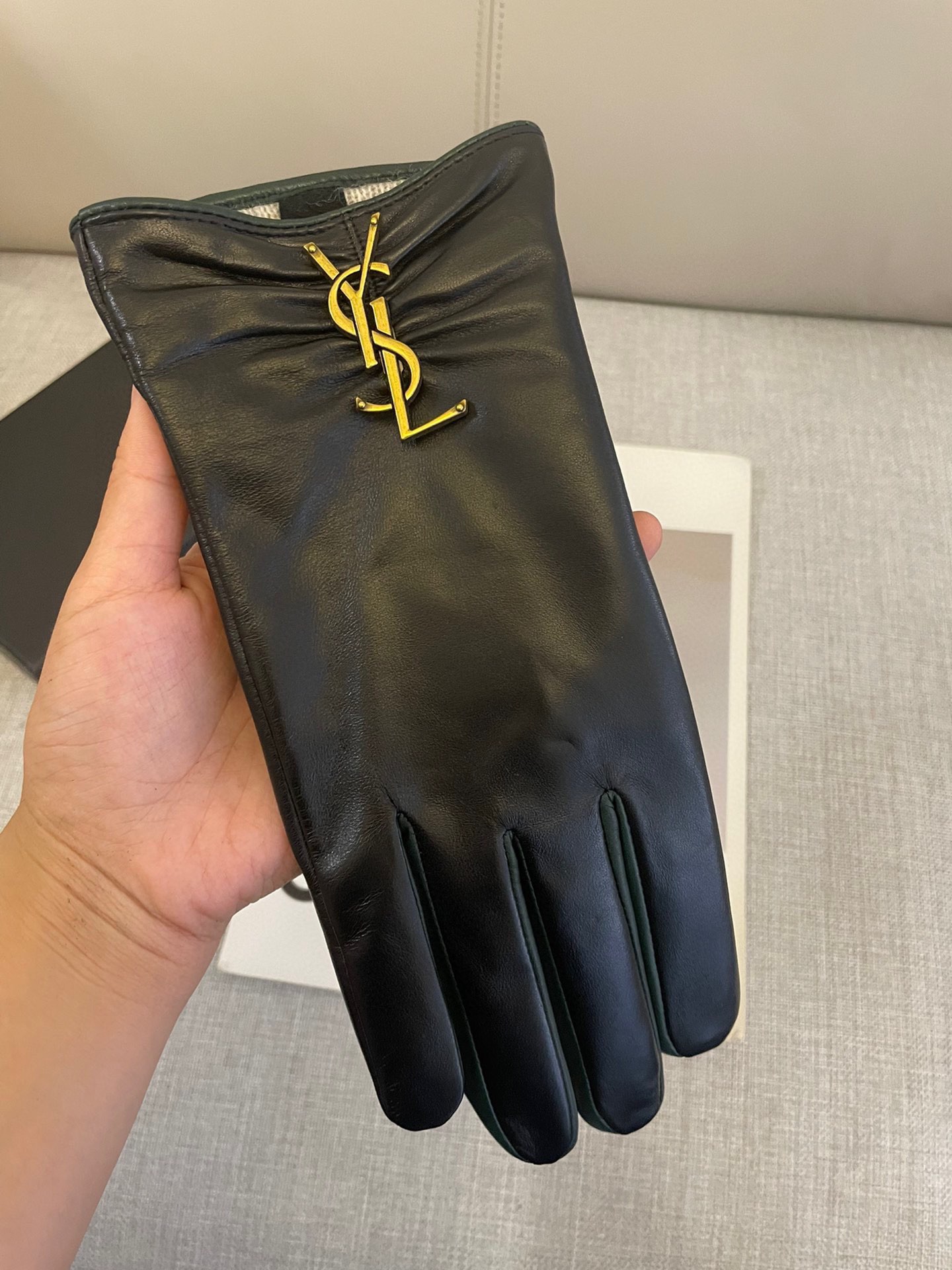 “High-Quality Lambskin Gloves Customised at Special Price of 275 YSL” - 图片 5
