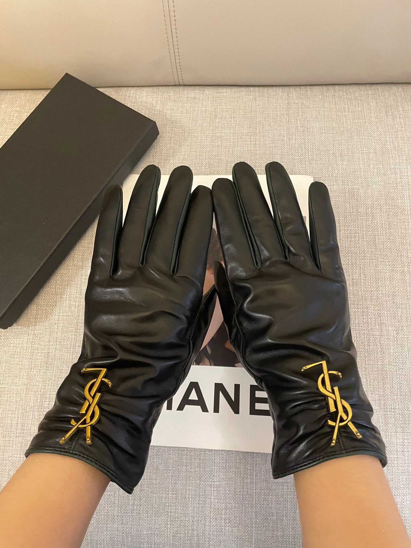 “High-Quality Lambskin Gloves Customised at Special Price of 275 YSL” - 图片 9