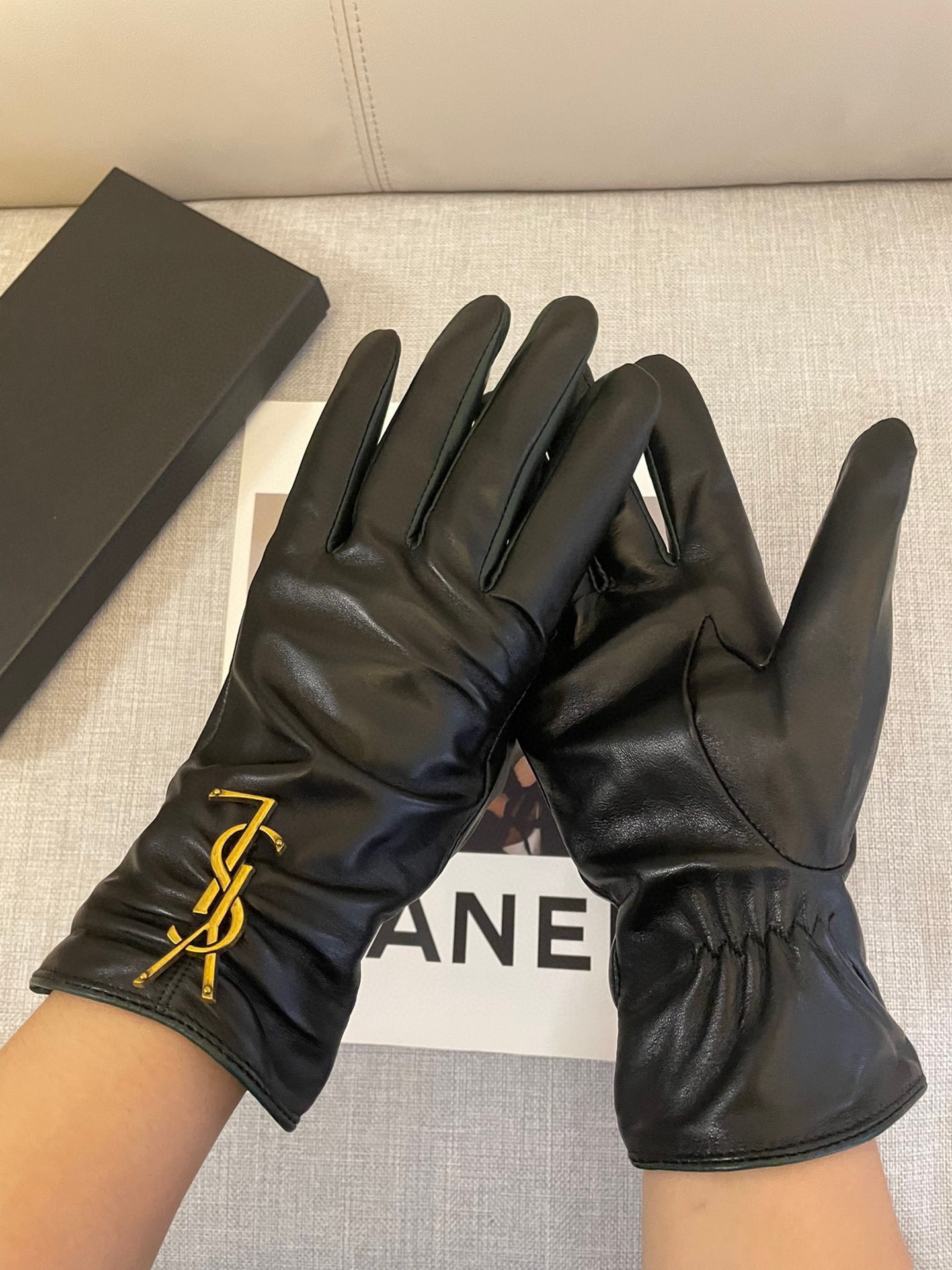 “High-Quality Lambskin Gloves Customised at Special Price of 275 YSL” - 图片 8
