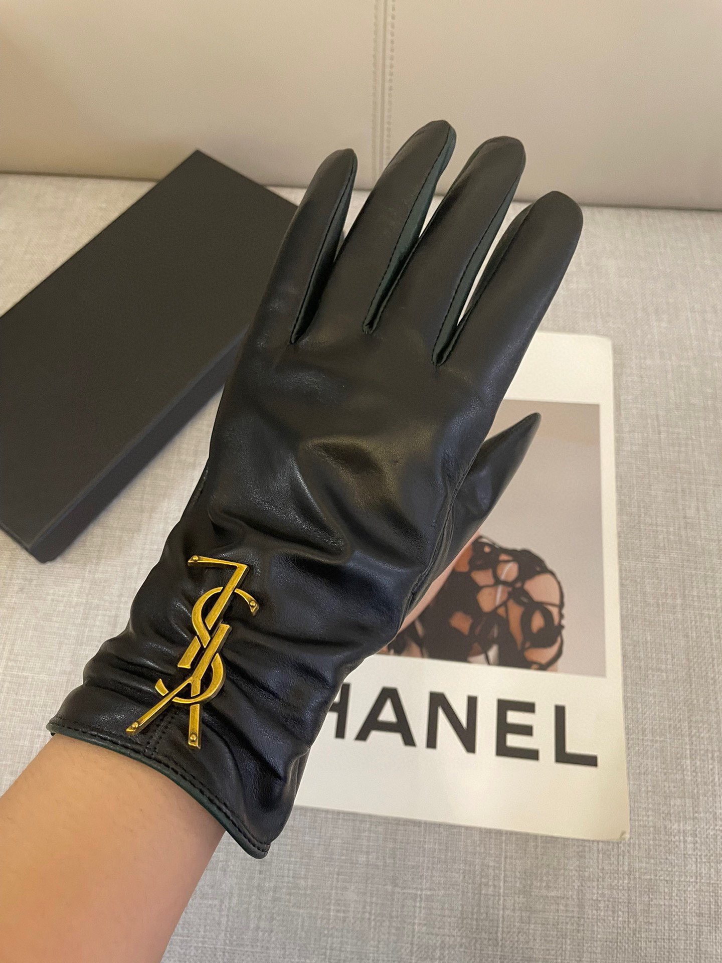 “High-Quality Lambskin Gloves Customised at Special Price of 275 YSL” - 图片 7