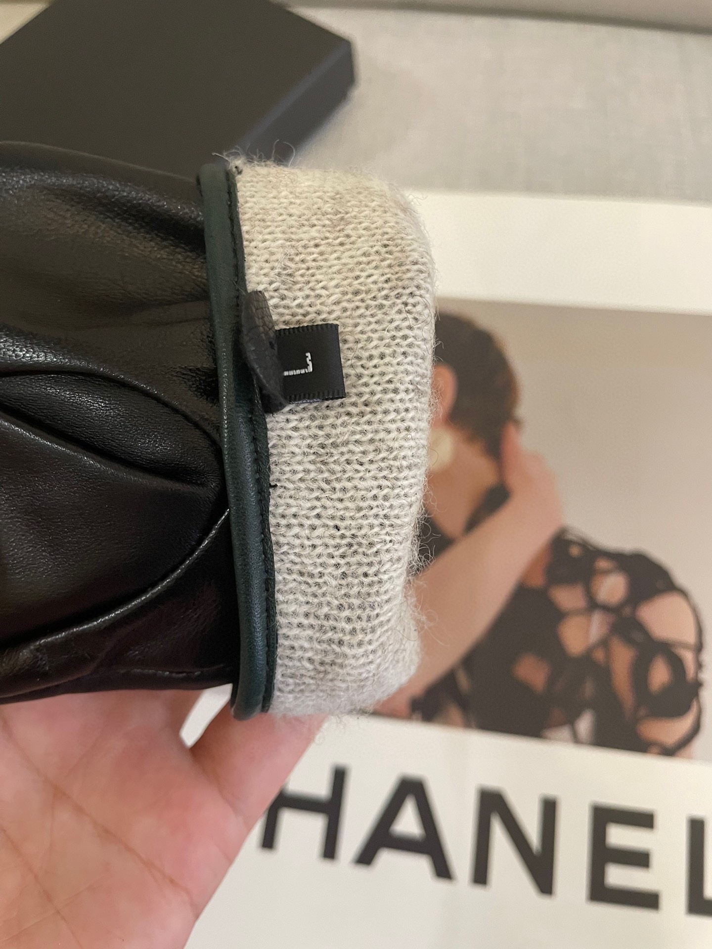 “High-Quality Lambskin Gloves Customised at Special Price of 275 YSL” - 图片 6