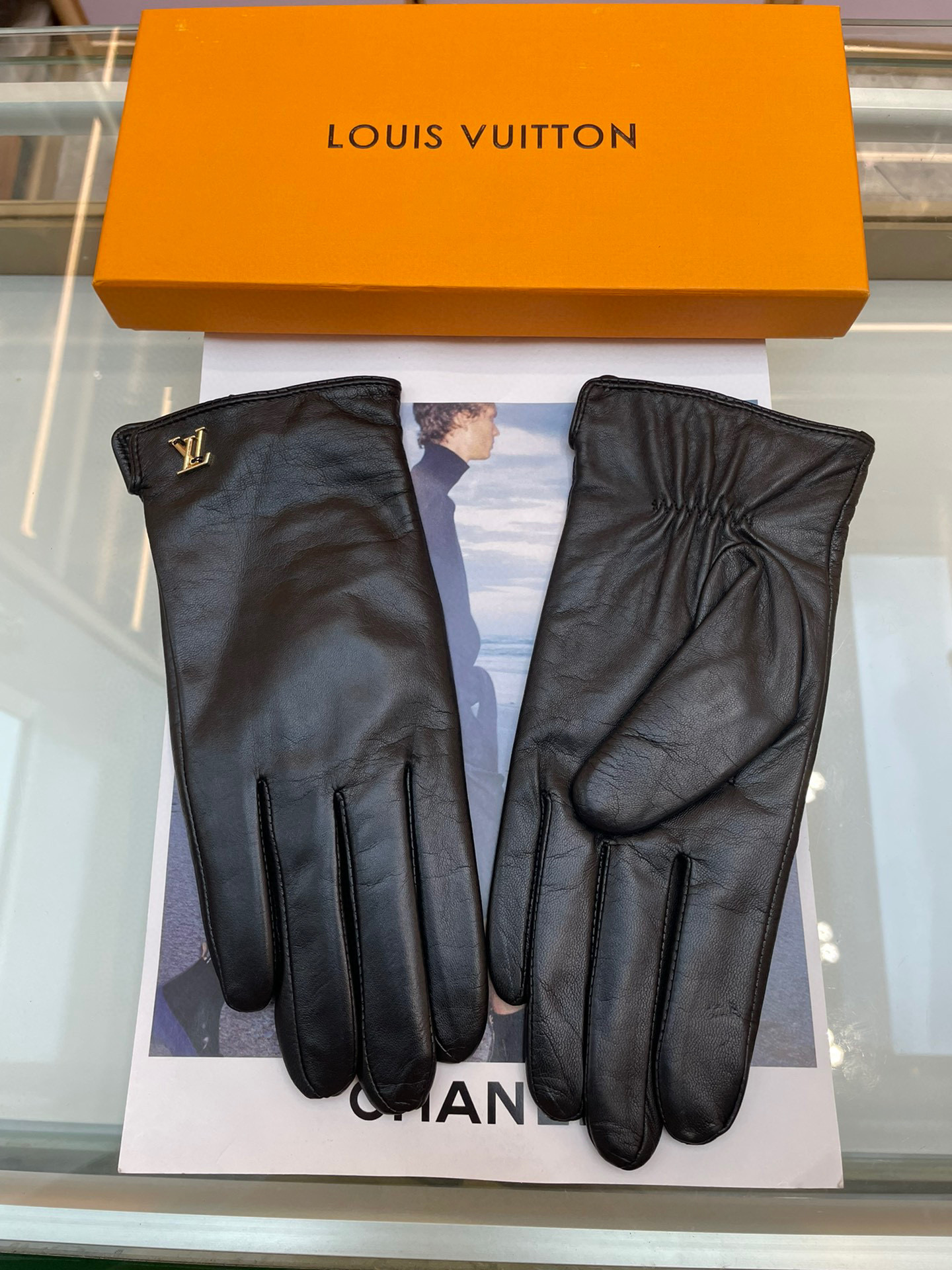 NO:294198,Lv European new model [top original list] Women's high-end gloves 100% imported sheepskin leather is smooth, delicate and soft, first-class, imported sheepskin unique touch, original golden camellia flower top-level workmanship, no details are left out of genuine edition, Size L gloves, gloves, louis vuitton, sheepskin, gloves19860909Lv欧洲新款【顶级原单】女士高档手套 百分百选用进口羊皮 皮质光滑细腻柔软 手感一流认准进口羊皮特有手感原版金色山茶花朵顶级做工任何细节都不放过正品开版 码数L手套,手套,louis vuitton,sheepskin,gloves,accessory