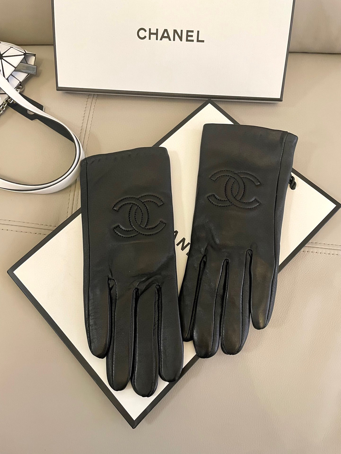NO:294206,Chanel's new women's gloves, first-class sheepskin, ultra-thin, soft and comfortable leather, special hand shape, super texture, size number, average size gloves, gloves, chanel, sheepskin, gloves19860909香奈儿新款女士手套 一级羊皮 皮质超薄柔软舒适 特显手型 质感超群 码数 均码手套,手套,chanel,sheepskin,gloves,accessory