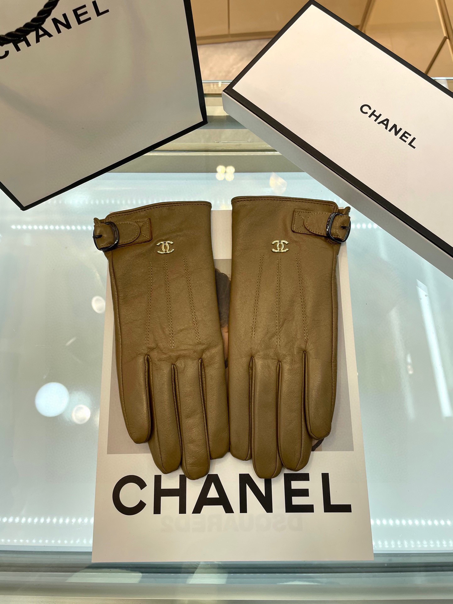 NO:293973,Chanel's popular women's genuine leather gloves in the circle of friends, using Ethiopian imported touch screen sheepskin, simple and generous static style with small LOGO buckle, small buckle adjusts the size, super soft plus velvet inner wear comfortable gloves, gloves, chanel, sheepskin, gloves19860909Chanel火爆朋友圈的女式真皮手套,采用埃塞俄比亚进口触屏羊皮,简单大方的静面款式添加小LOGO扣,小扣调节大小,超柔加绒内里佩戴舒适手套,手套,chanel,sheepskin,gloves,accessory