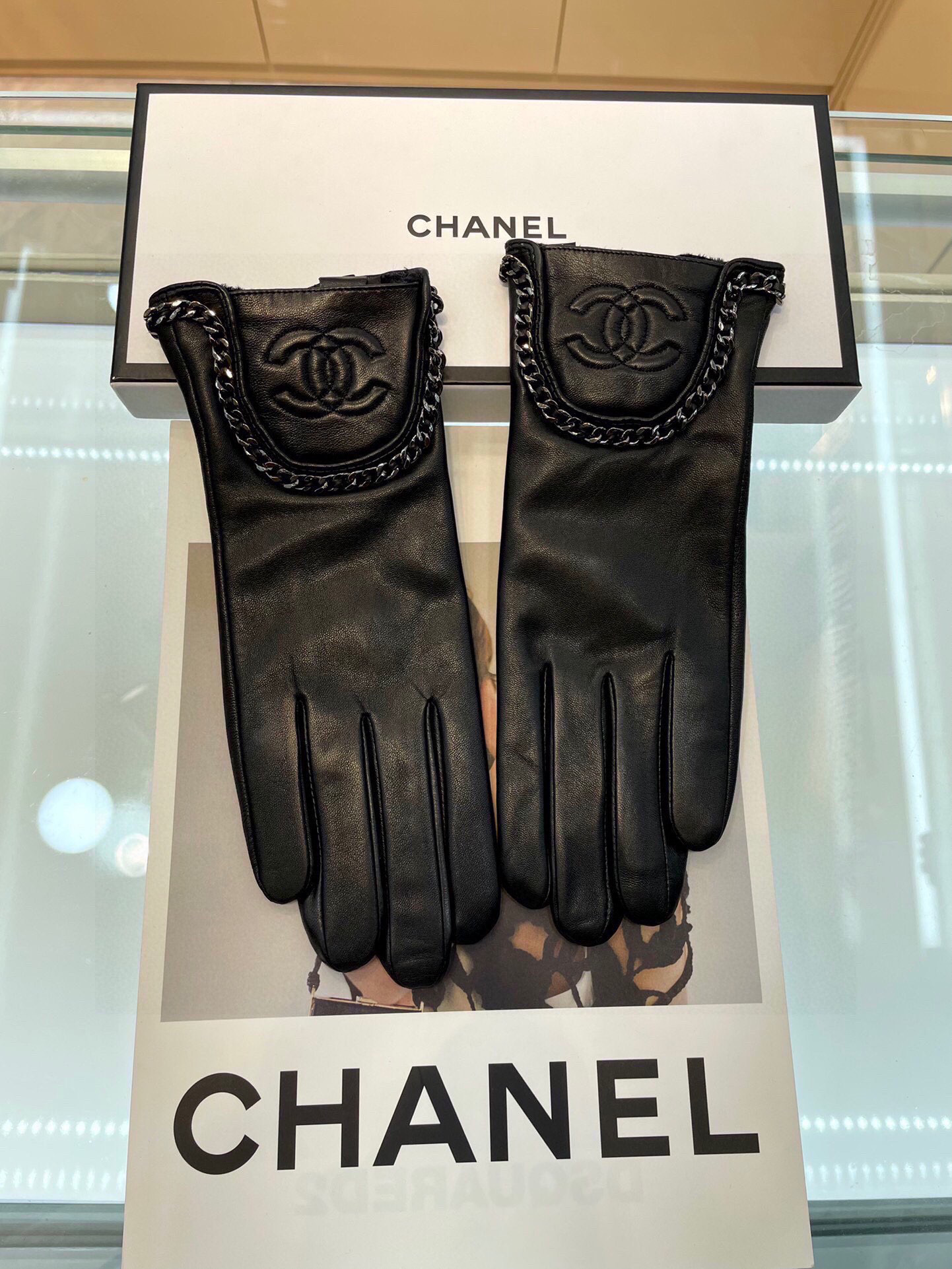 NO:293976,The new exclusive first Chanel U-chain [Original single quality] The official website synchronizes the new high-end sheepskin gloves for women. The goddess’ first choice cannot be missed. The leather is delicate and soft. It is better to know that the imported sheepskin has a unique feel and cashmere inside. The original custom hardware top-grade workmanship is not missed. The original version is 100% open. The counter is one-to-one. It comes with a full set of packaging. Number of codes M L gloves, gloves, chanel, sheepskin, gloves19860909新款独家首发Chanel U型链【原单品质】官网同步女士新款高档羊皮手套女神首选 不可错过百分百选用进口羊皮 皮质细腻柔软 认准进口羊皮特有手感羊绒内里保暖更佳 原版定制五金顶级做工任何细节都不放过正品开版 专柜一比一 配全套包装 码数M L手套,手套,chanel,sheepskin,gloves,accessory