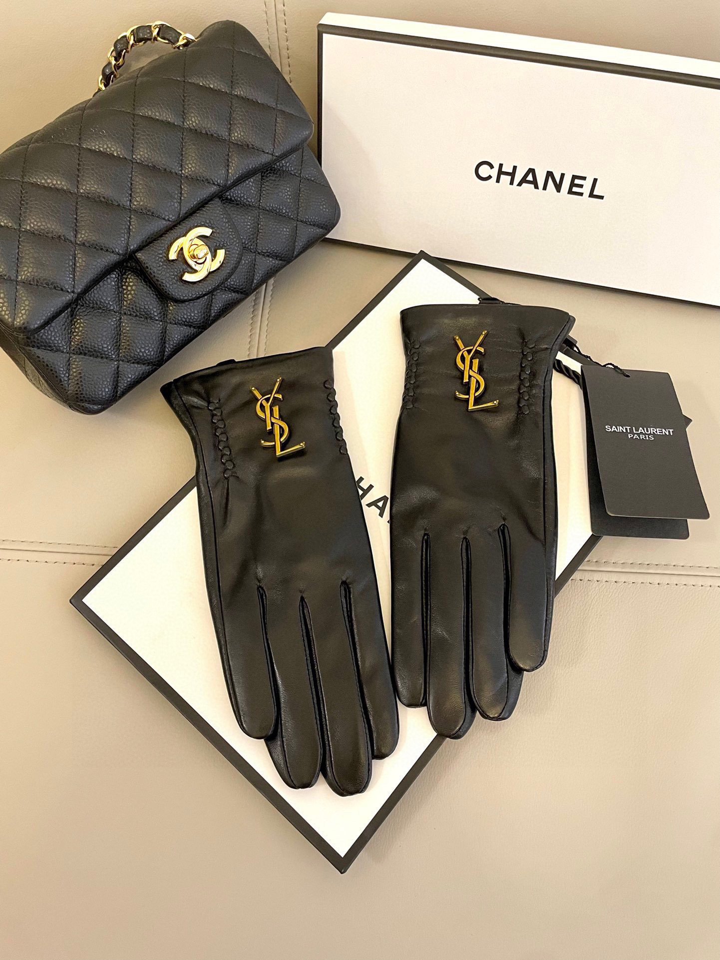 NO:293968,Special, popular products arrive, Ysl's popular women's leather gloves, first-class sheepskin, simple and generous quiet style, plus small LOGO buckle, super soft and cashmere inner comfortable gloves, gloves, saint laurent, sheepskin, gloves19860909特 爆款到货 Ysl火爆朋友圈的女式真皮手套,一级羊皮 简单大方的静面款式添加小LOGO扣,超柔加羊绒内里佩戴舒适手套,手套,saint laurent,sheepskin,gloves,accessory
