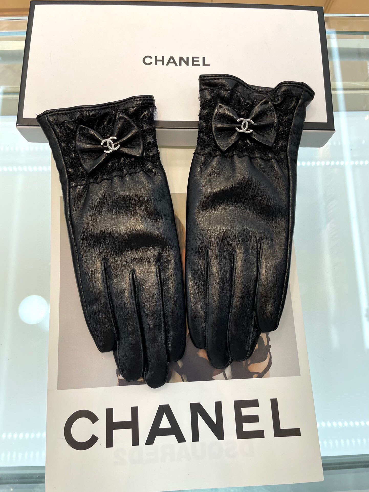 NO:293974,The new exclusive first launch Chanel Chanel Women's new high-end sheepskin gloves Goddess's first choice cannot be missed First-class sheepskin leather delicate and soft, cashmere inner warmer better, Goddess Jimei must have top-notch, do not miss any details, size L gloves, gloves, chanel, chanel, sheepskin, gloves19860909新款独家首发 Chanel香奈儿 女士新款高档羊皮手套女神首选 不可错过 一级绵羊皮 皮质细腻柔软 羊绒内里保暖更佳 女神集美们们必备顶级做任何细节都不放过码数L手套,手套,chanel,chanel,sheepskin,gloves,accessory