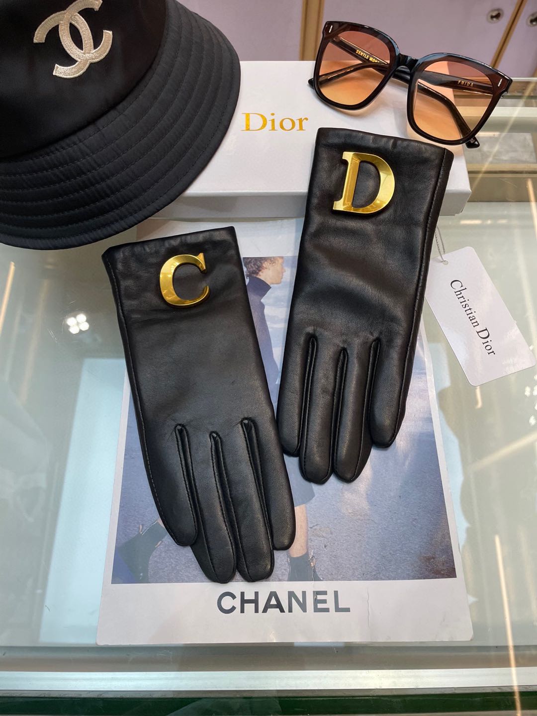 NO:293983,Special offer, popular products, Dior [Top Original List] Official website synchronizes the new high-end lambskin gloves for women, 100% use imported lambskin, cashmere inside, warm and comfortable, leather is bright and full, soft and delicate, first-class, sure to be imported lambskin has a unique touch, original hardware, top-level workmanship, no details are left out of genuine edition, purchasing level, counter one to one, packaging box, number of L gloves, gloves, dior, sheepskin, gloves19860909特价 爆款到 Dior【顶级原单】官网同步女士新款高档羊皮手套百分百选用进口小羊皮 内里羊绒 保暖舒适更佳 皮质光泽鲜亮饱满 柔软细腻 手感一流认准进口羊皮特有手感原版五金 顶级做工任何细节都不放过正品开版 代购级别 专柜一比一 配包装盒 码数L手套,手套,dior,sheepskin,gloves,accessory