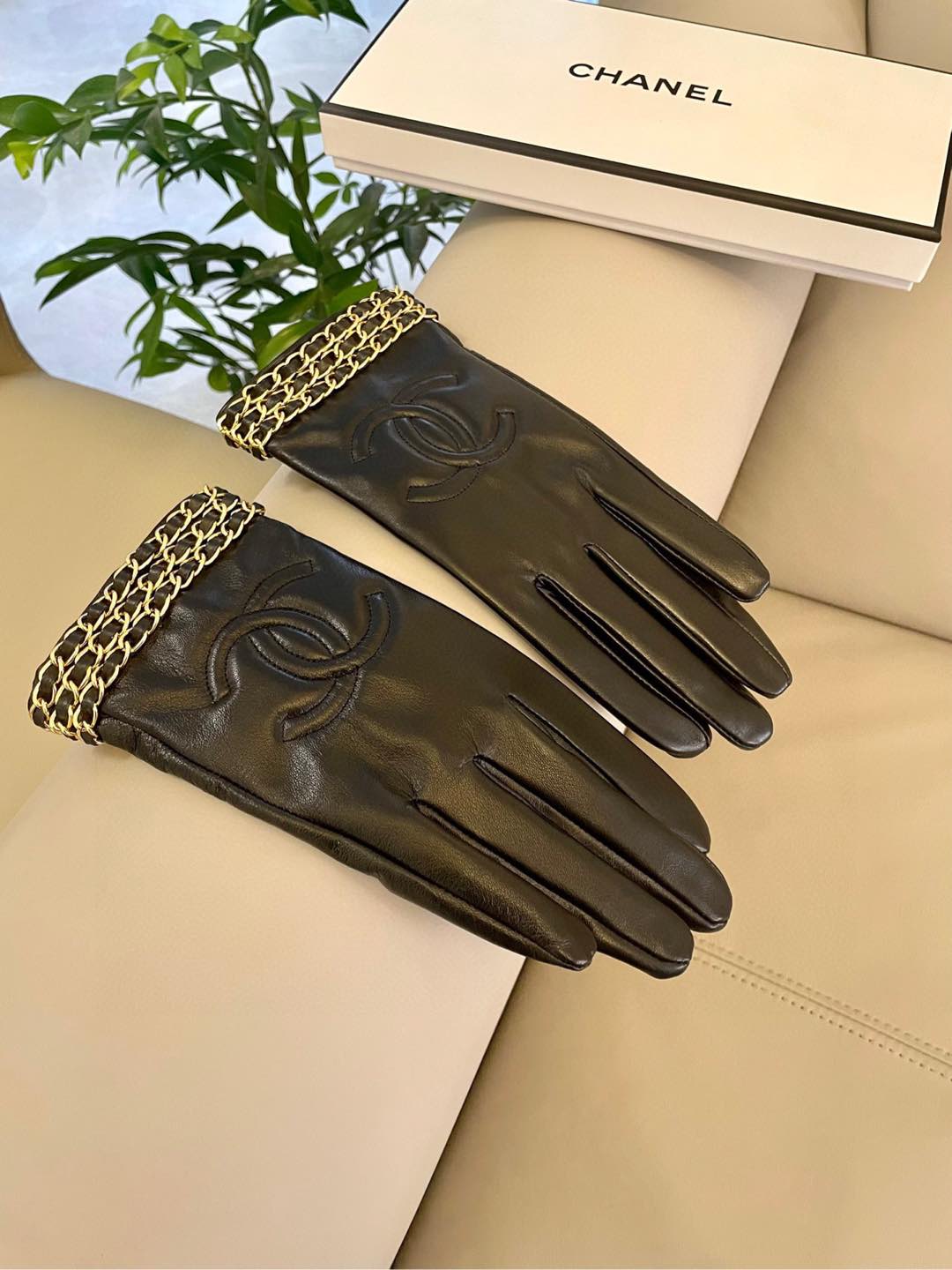 NO:293984,Popular models, super recommended models, very beautiful to get started, must keep your own model [top original list] The official website synchronizes the new high-end woolen short gloves for women 100% use imported lambskin. The inner sheep silk is bright and full. The leather is smooth and full. Soft and delicate. The touch is first-class. The original hardware with imported lambskin has a unique feel. The top-level workmanship is not missed. The original version of the top-level workmanship is not missed. The purchasing level of the counter is one to one. The packaging box is equipped with a code M L gloves, gloves, sheepskin, gloves19860909爆款到 超级推荐款 上手特美美 必须自留款【顶级原单】官网同步女士新款高档毛呢短款手套百分百选用进口小羊皮 内里羊丝里 皮质光泽鲜亮饱满 柔软细腻 手感一流认准进口羊皮特有手感原版五金 顶级做工任何细节都不放过正品开版 代购级别 专柜一比一 配包装盒 码数 M L手套,手套,sheepskin,gloves,accessory