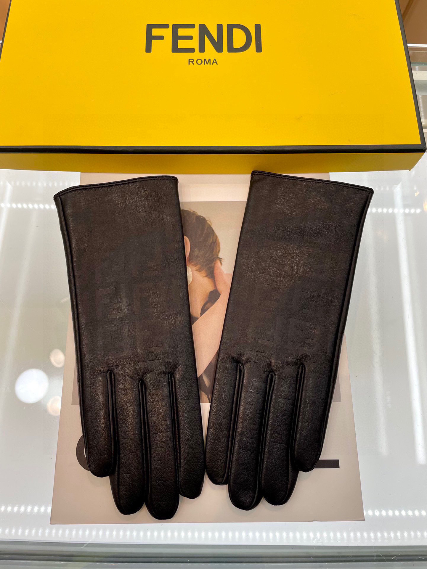 NO:293997,Fendi Fendi official website new FF letter printing [original quality] 100% use imported sheepskin with delicate and soft leather. It is better to know that imported sheepskin has a unique feel and cashmere inside. The top-level workmanship is not missed with any details. The counter is one to one. Number of sizes L gloves, gloves, fendi, fendi, sheepskin, gloves19860909Fendi 芬迪 秋冬官网新款 FF字母印字【原单品质】百分百选用进口羊皮 皮质细腻柔软 认准进口羊皮特有手感羊绒内里保暖更佳 顶级做工任何细节都不放过正品开版 专柜一比一 配 码数 L手套,手套,fendi,fendi,sheepskin,gloves,accessory