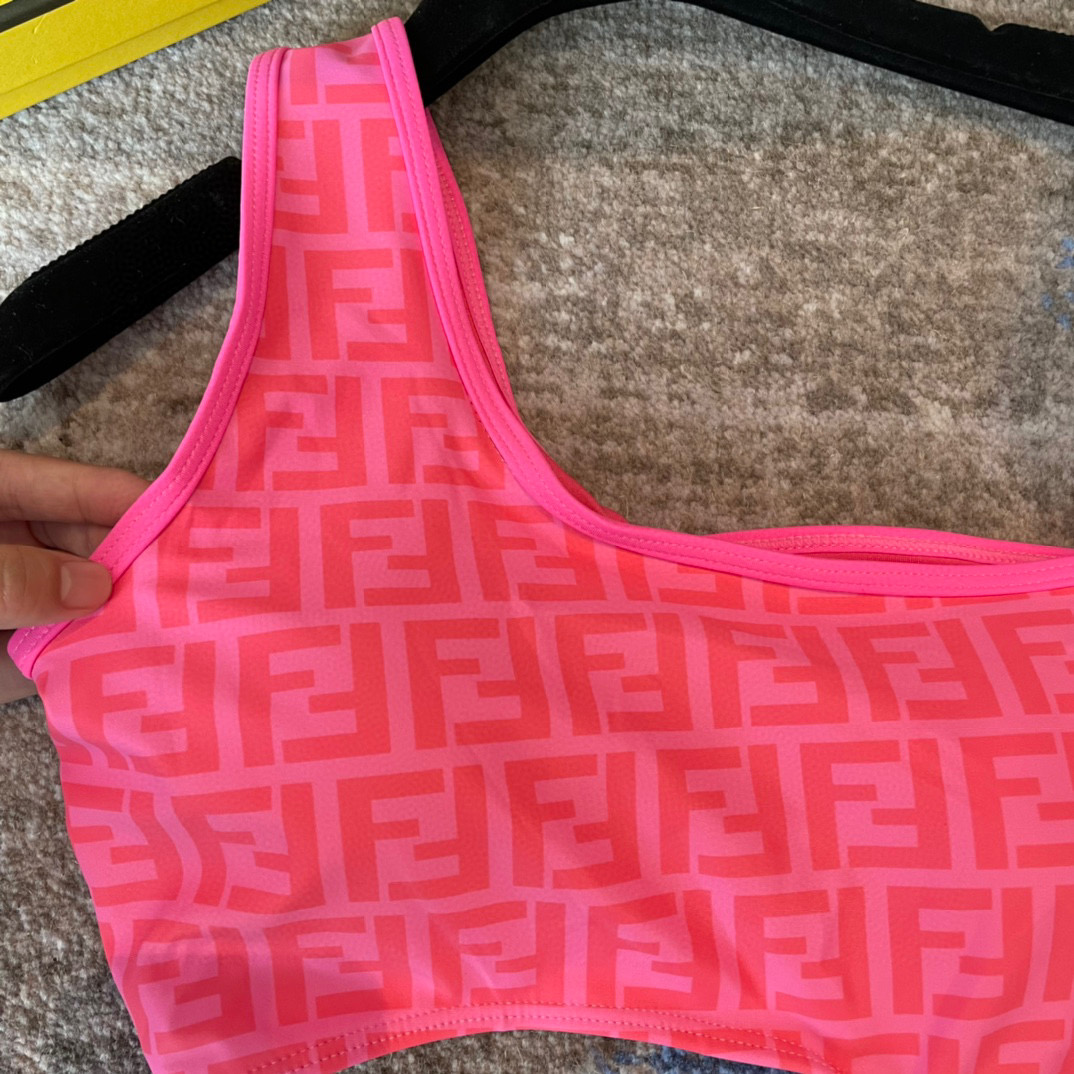  芬迪新款连体泳衣 女神级别🥰😍👙❤️😍🥰适合多种场景的游泳衣🏊‍♀️海边 游泳池 温泉 水上乐园 漂流