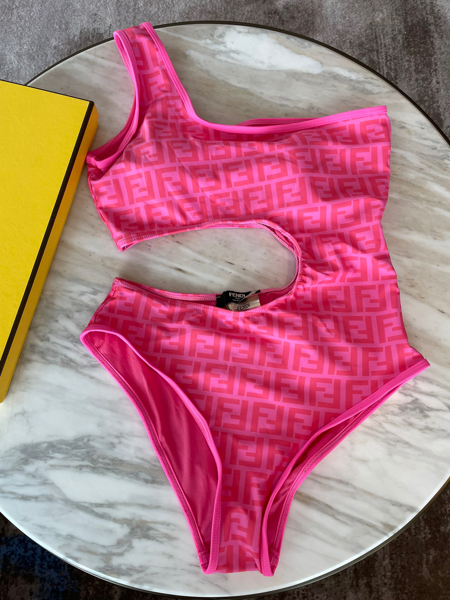  芬迪新款连体泳衣 女神级别🥰😍👙❤️😍🥰适合多种场景的游泳衣🏊‍♀️海边 游泳池 温泉 水上乐园 漂流