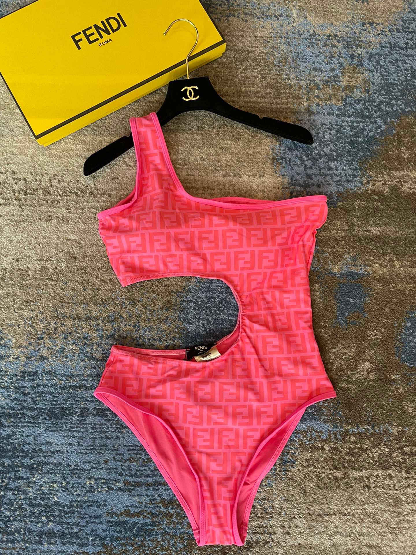  芬迪新款连体泳衣 女神级别🥰😍👙❤️😍🥰适合多种场景的游泳衣🏊‍♀️海边 游泳池 温泉 水上乐园 漂流