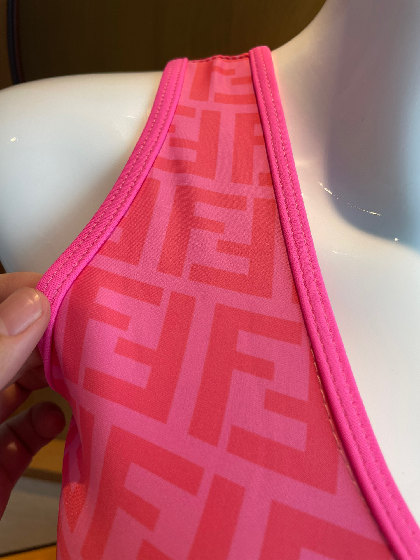  芬迪新款连体泳衣 女神级别🥰😍👙❤️😍🥰适合多种场景的游泳衣🏊‍♀️海边 游泳池 温泉 水上乐园 漂流