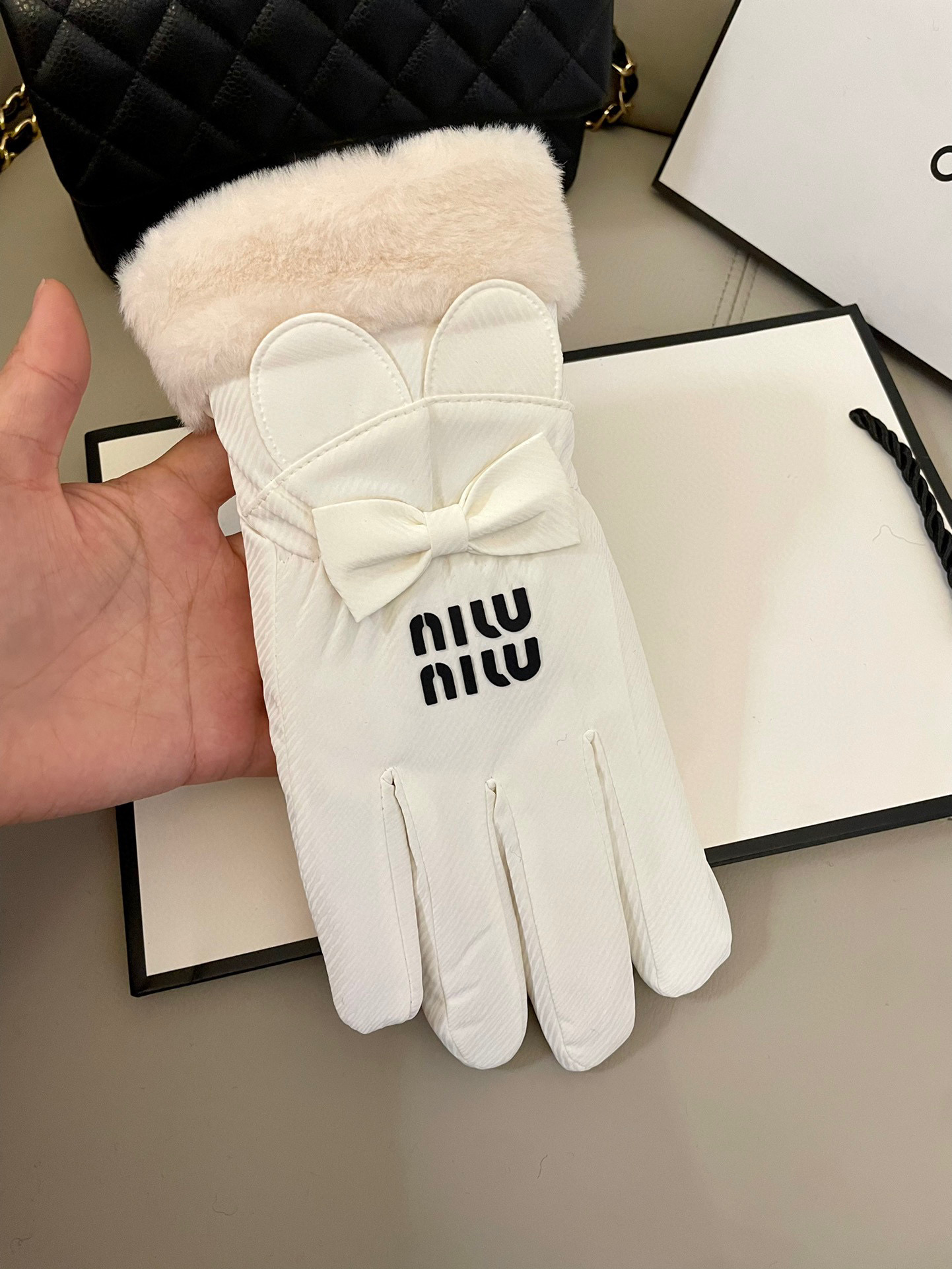 “Premium Wool Gloves: Soft, Warm, Chromosome Tested, Touchscreen Function, Comfortable Fit” - 图片 5