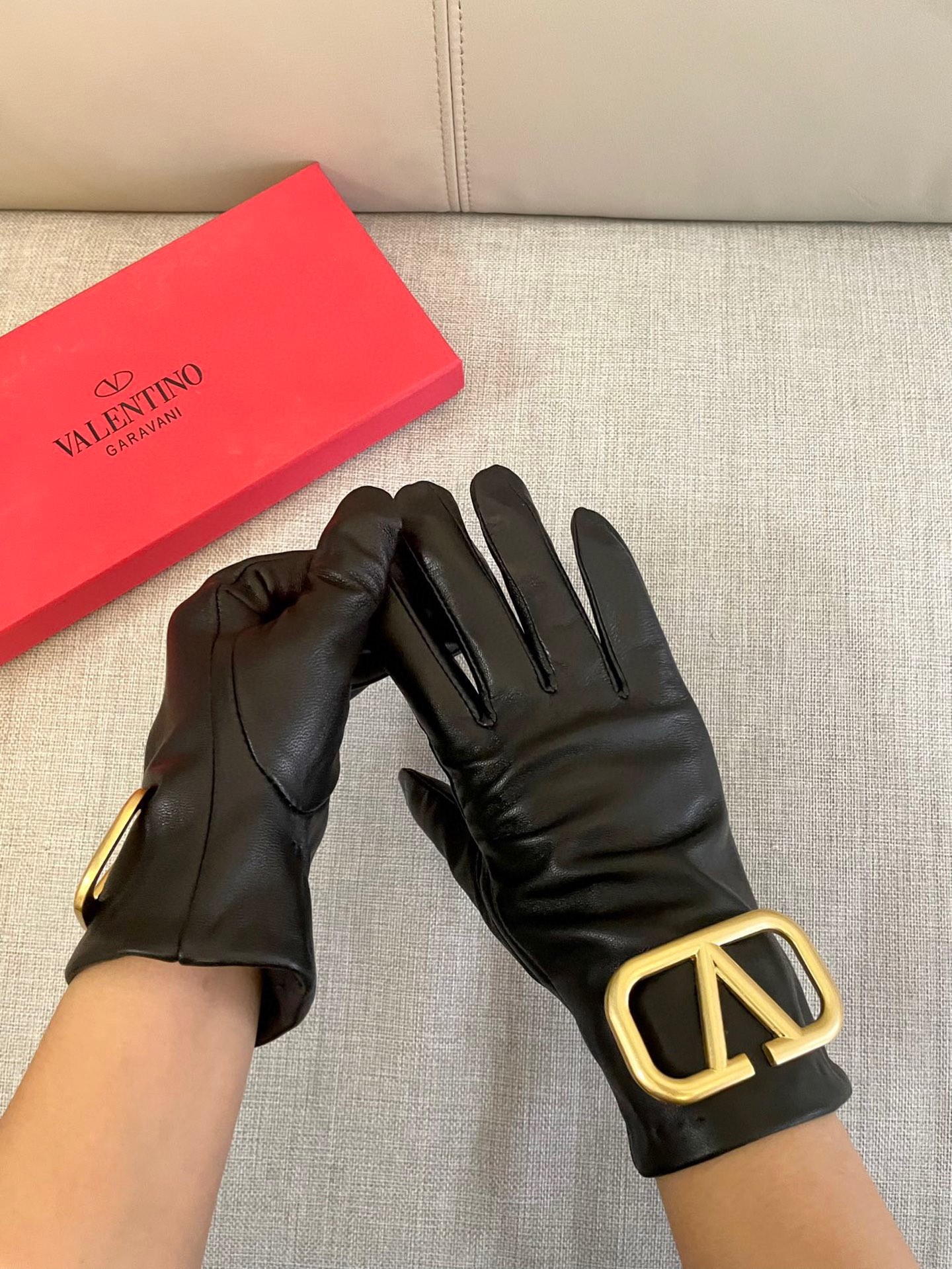 THE PRICE IS 300, VALENTINO - 图片 8