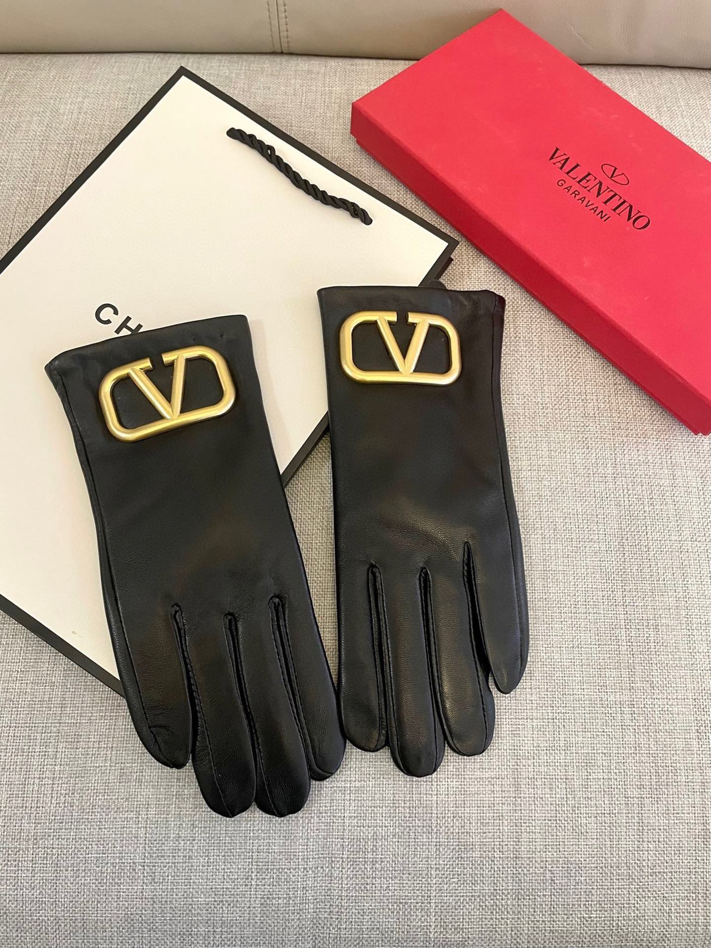 THE PRICE IS 300, VALENTINO - 图片 2