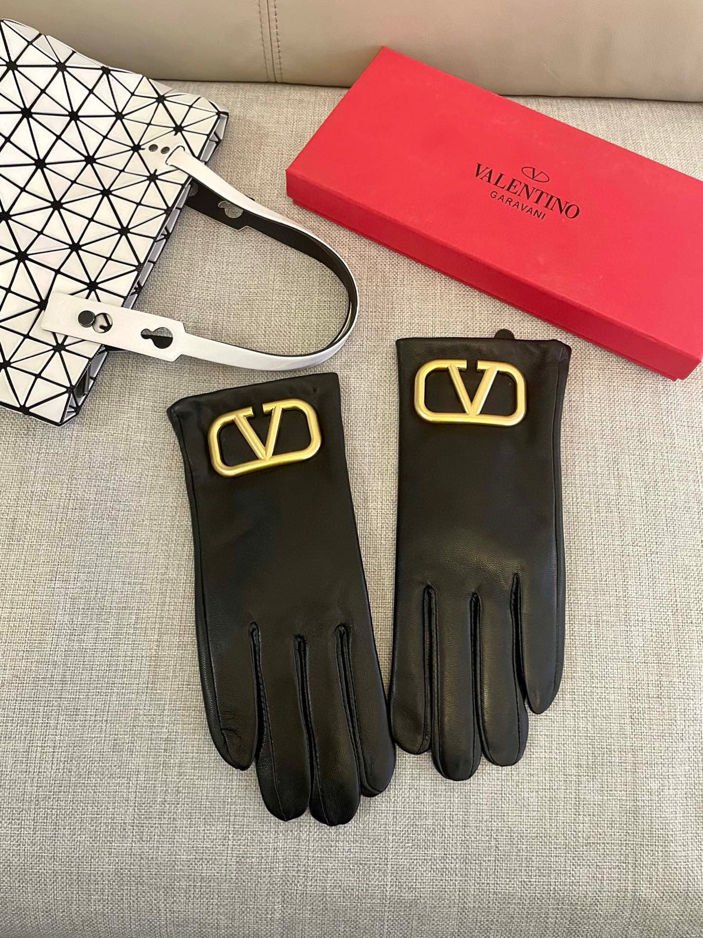 THE PRICE IS 300, VALENTINO - 图片 5
