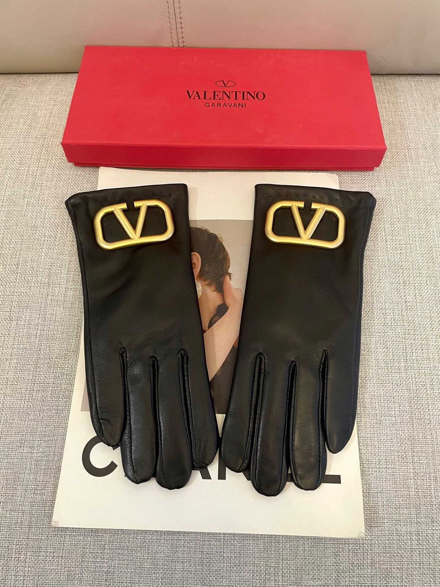 THE PRICE IS 300, VALENTINO - 图片 3