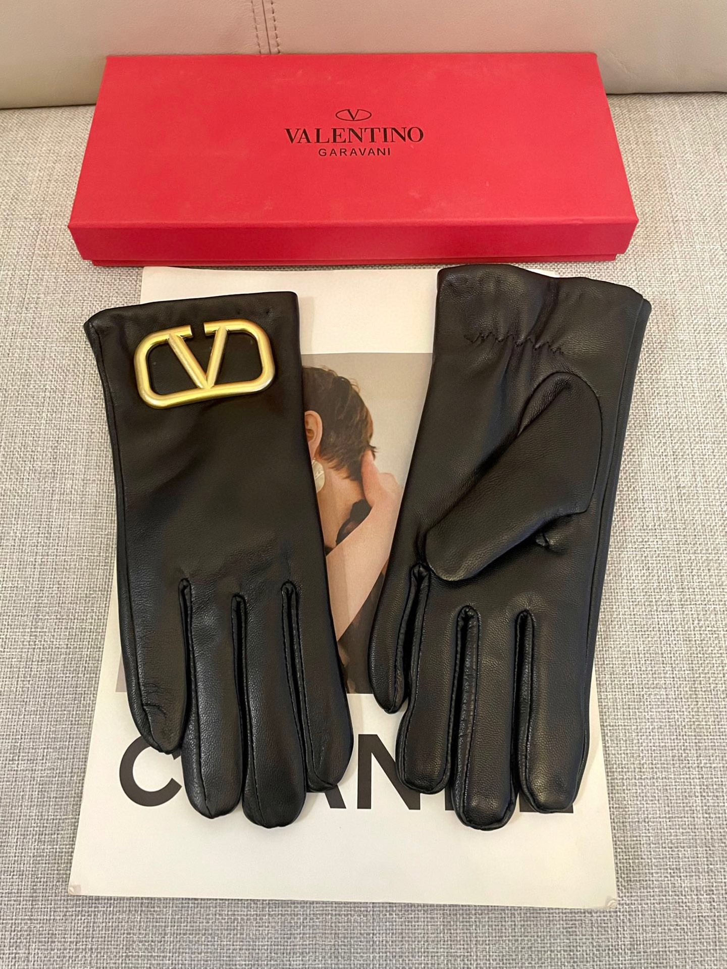THE PRICE IS 300, VALENTINO - 图片 4