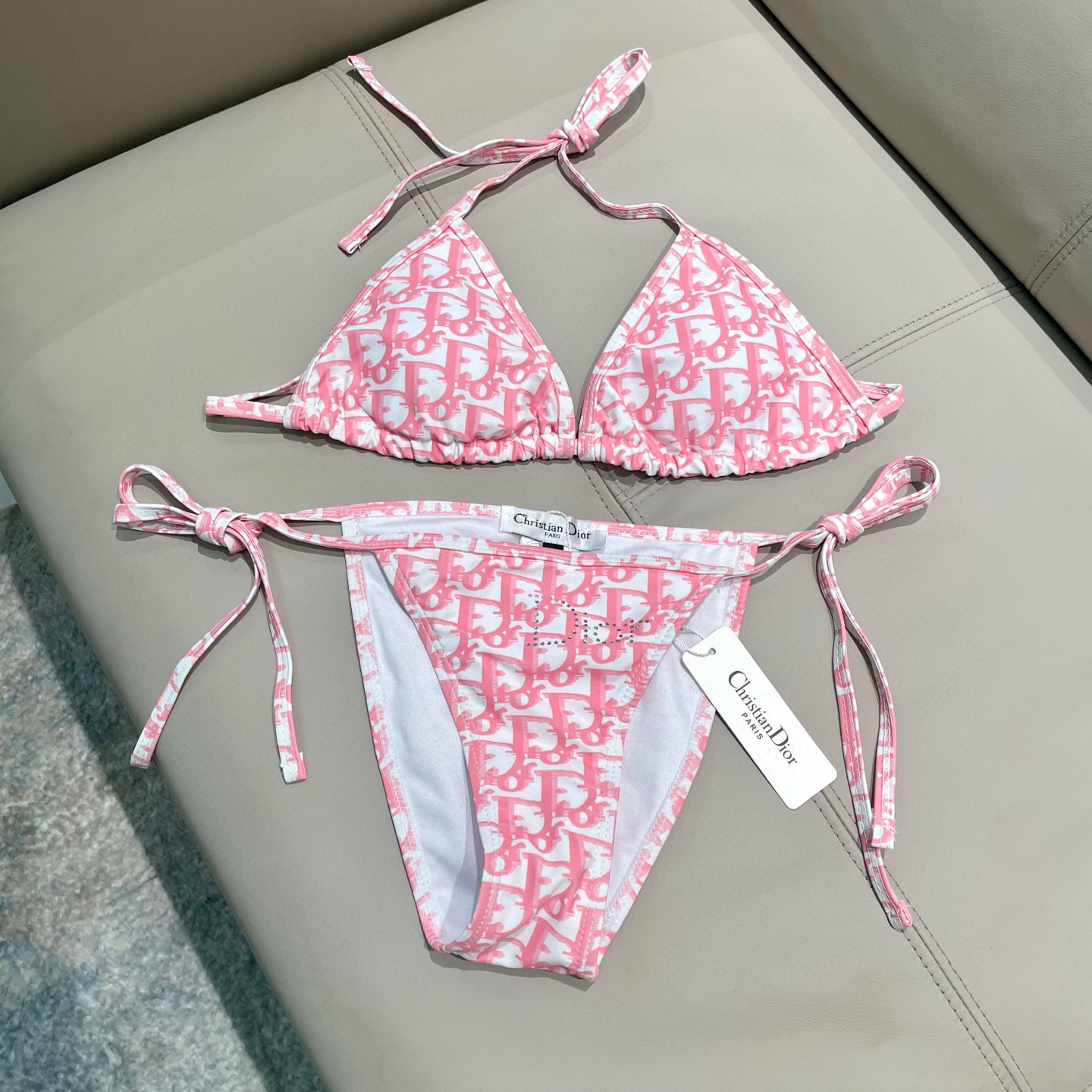  迪奥比基尼😍🥰适合多种场景的游泳衣🏊‍♀️海边 游泳池 温泉 水上乐园 漂流都可以😌内搭也完全可以 连