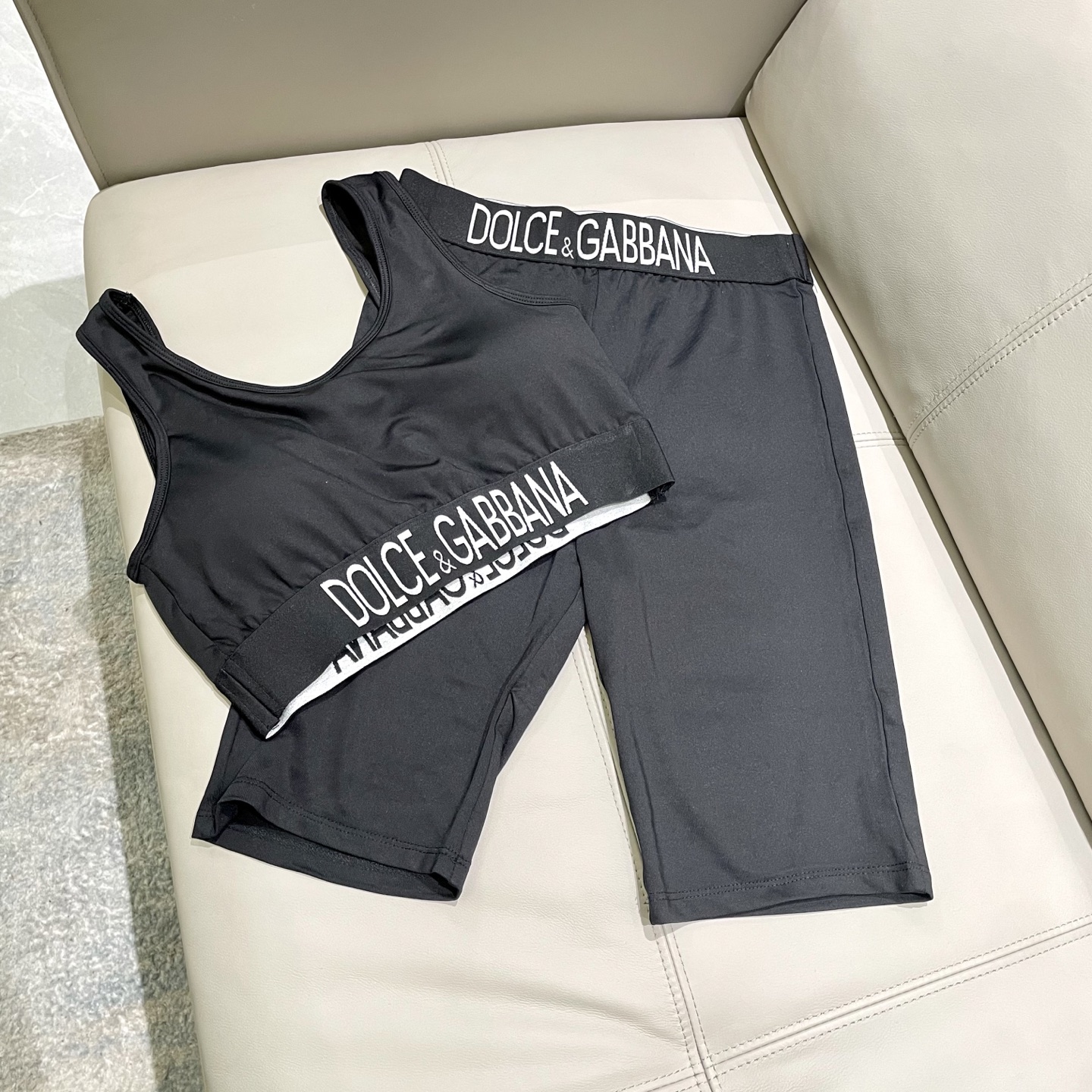  DG新款高弹力健身短款瑜伽服运动套装~小背心➕修身提臀显瘦打底裤脚 
S M L Xl
