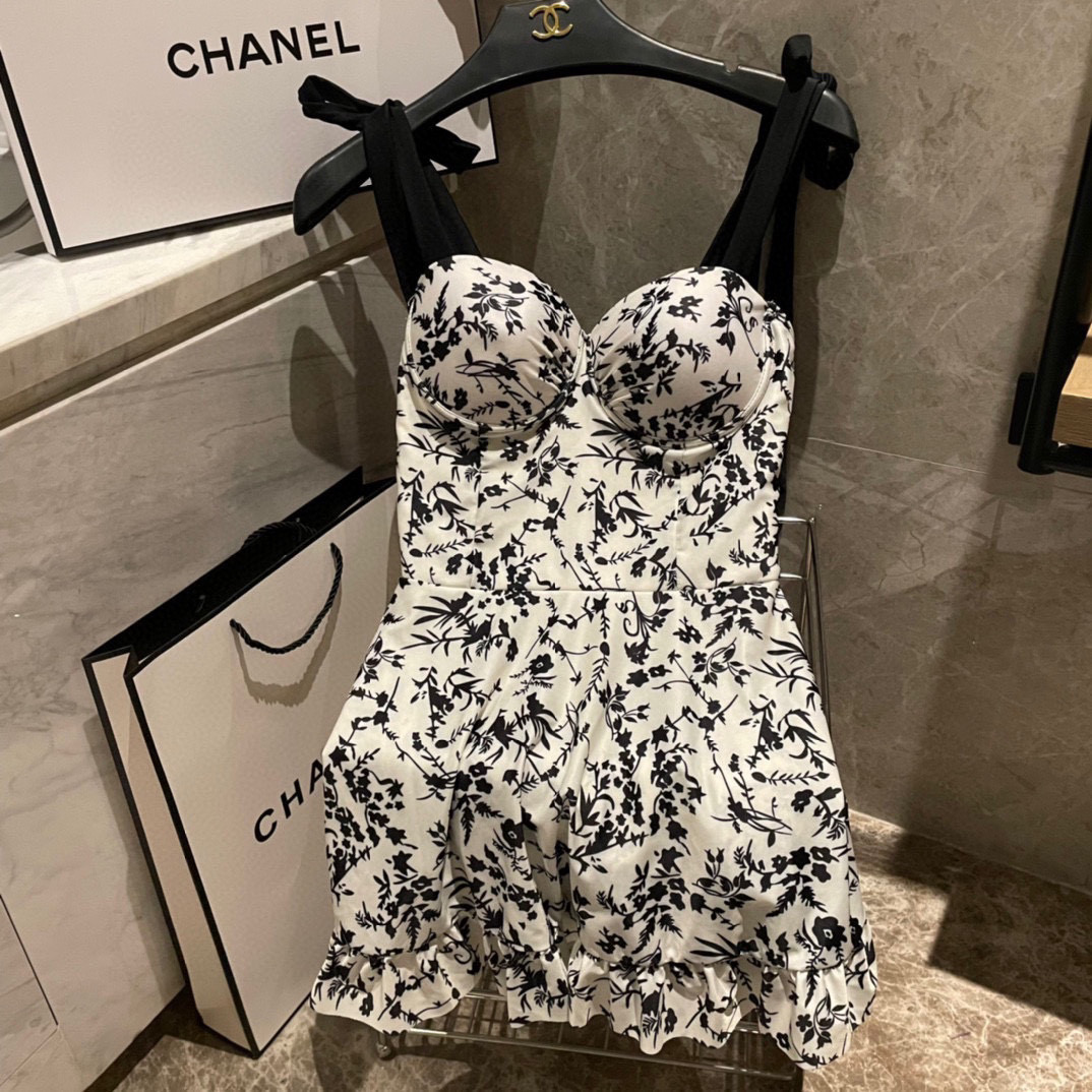  Chanel 连体裙裤 😍🥰适合多种场景的游泳衣🏊‍♀️海边 游泳池 温泉 水上乐园 漂流都可以😌内搭