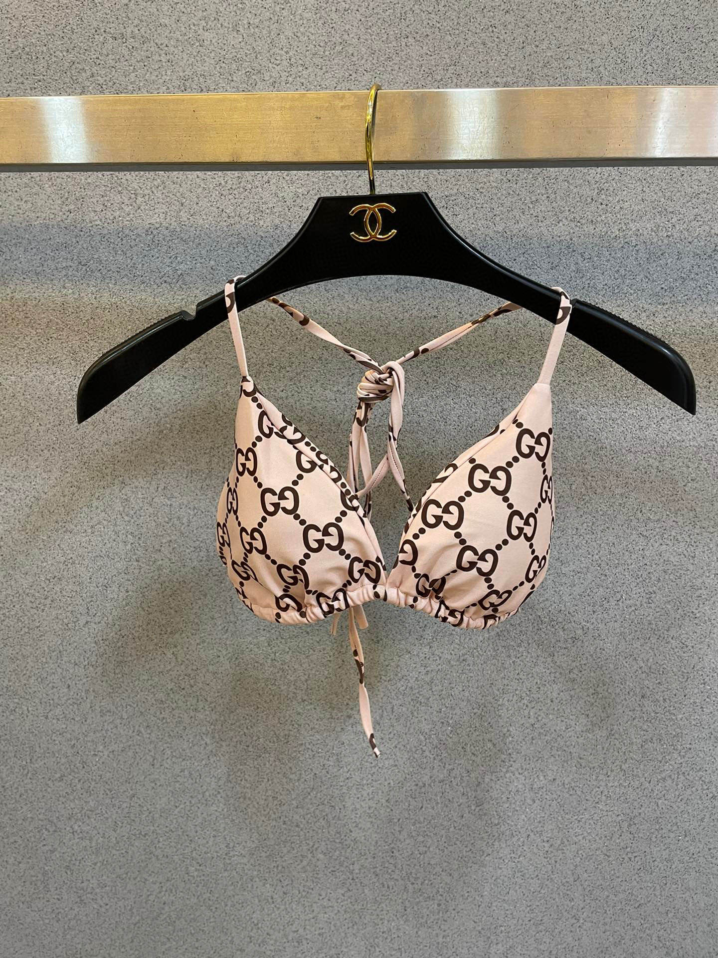 NO:303915,Gucci printed bikini swimsuit, super awesome!  It is released simultaneously in major counters, and it naturally presents a sense of fashion!  Very age-reducing, youthful and energetic.SML Xl swimsuits, swimsuits, swimming trunks, bikinis19860909Gucci印花比基尼泳衣,上身超级棒！同步各大专柜发售,自然而然呈现时尚感！十分减龄,具有年轻活力.SML Xl泳衣泳裤比基尼,泳衣，泳裤，比基尼,gucci,swimsuits,bikinis,accessory