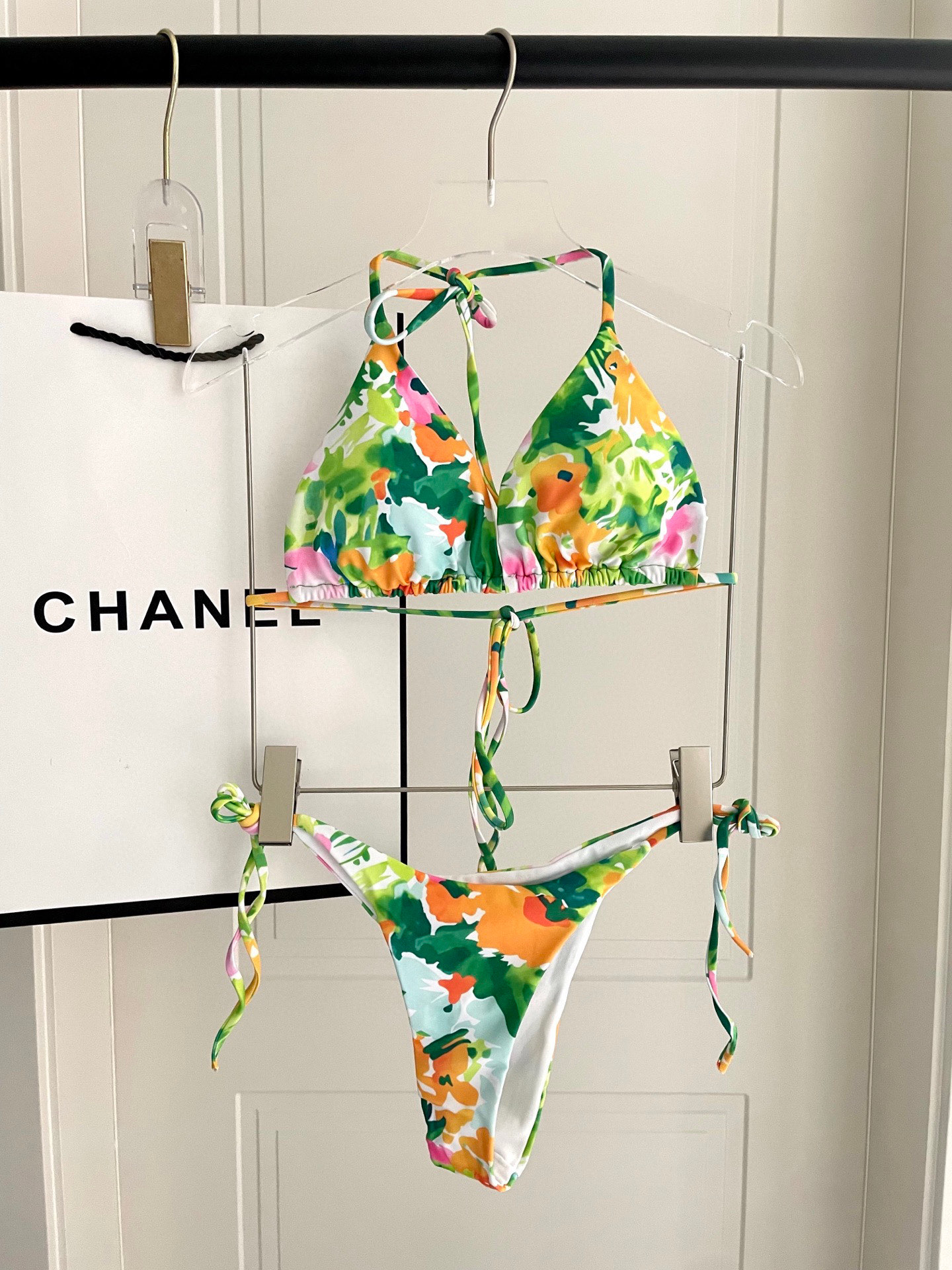 NO:303958,Casablanca counter new split bikini, a swimsuit suitable for a variety of scenes, a swimming suit, a swimming pool, a hot spring, a water park, a rafting can be worn inside, and it is completely possible to wear the squat design to cover the flesh and look taller, and the abdomen is a bit fleshy, and it does not affect our beauty. The back design reveals the beautiful back, and the fabric is breathable and comfortable. The quick-drying elastic swimsuit is easier to clean. S M L Xl swimsuits, swimsuits, bikinis19860909Casablanca专柜新款分体比基尼 适合多种场景的游泳衣♀海边 游泳池 温泉 水上乐园 漂流都可以内搭也完全可以 连体设计遮肉显高挑 腹部有点肉肉也不影响咱美美的 背面设计大露美背 面料透气舒适.速干弹性的游泳衣更加帖肤易清洗 码数S M L Xl泳衣泳裤比基尼,泳衣，泳裤，比基尼,swimsuits,bikinis,accessory