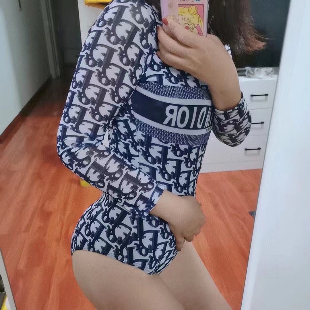  Dior 迪奥长袖连体防晒泳衣，收腰显瘦显腿长！超nice 平时可以配牛仔裤、短裤当连体衣穿！码数SM