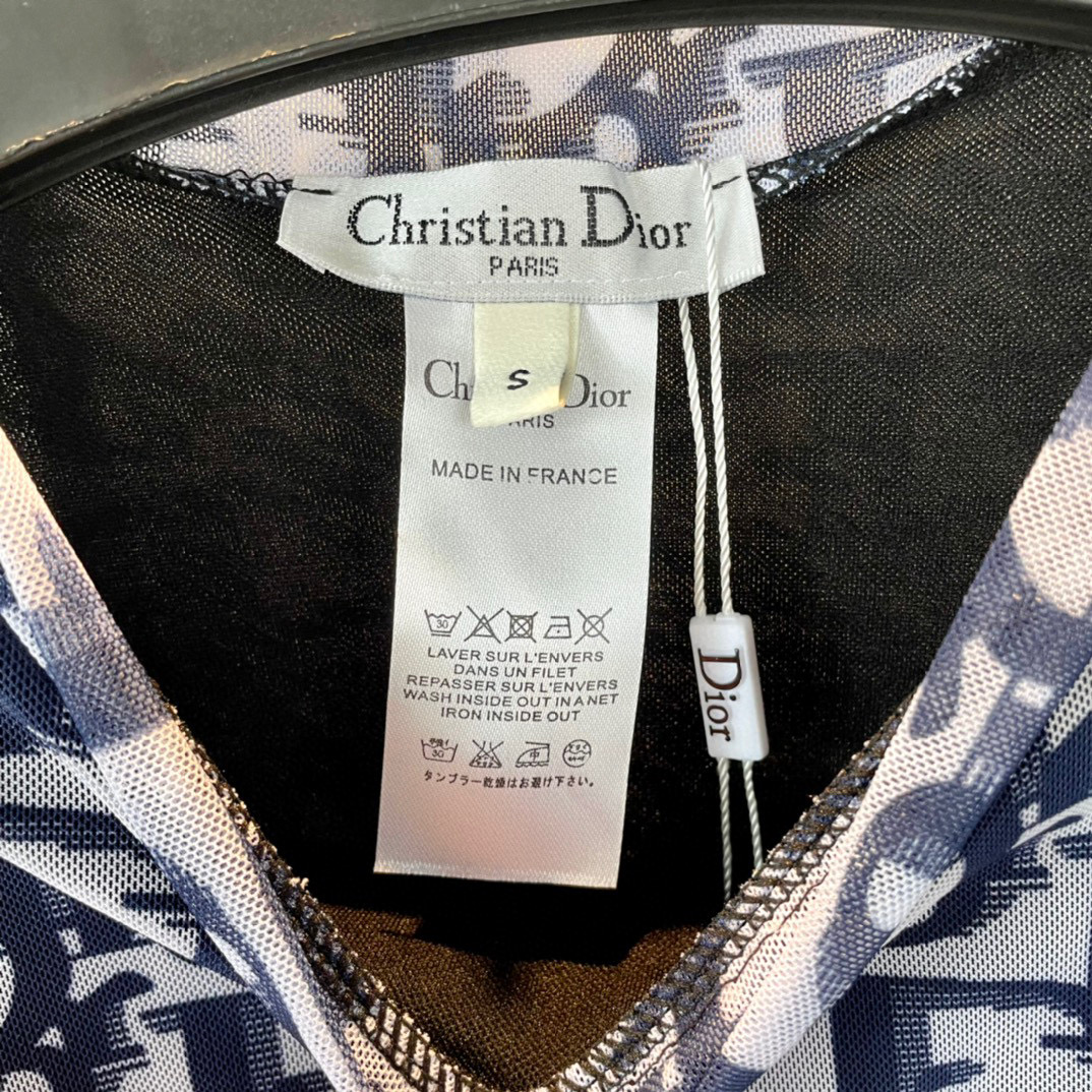  Dior 迪奥长袖连体防晒泳衣，收腰显瘦显腿长！超nice 平时可以配牛仔裤、短裤当连体衣穿！码数SM