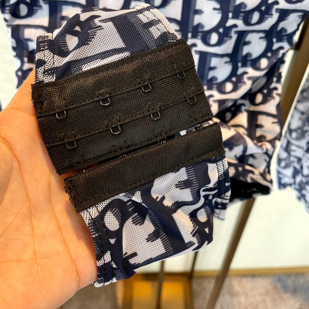  Dior 迪奥长袖连体防晒泳衣，收腰显瘦显腿长！超nice 平时可以配牛仔裤、短裤当连体衣穿！码数SM