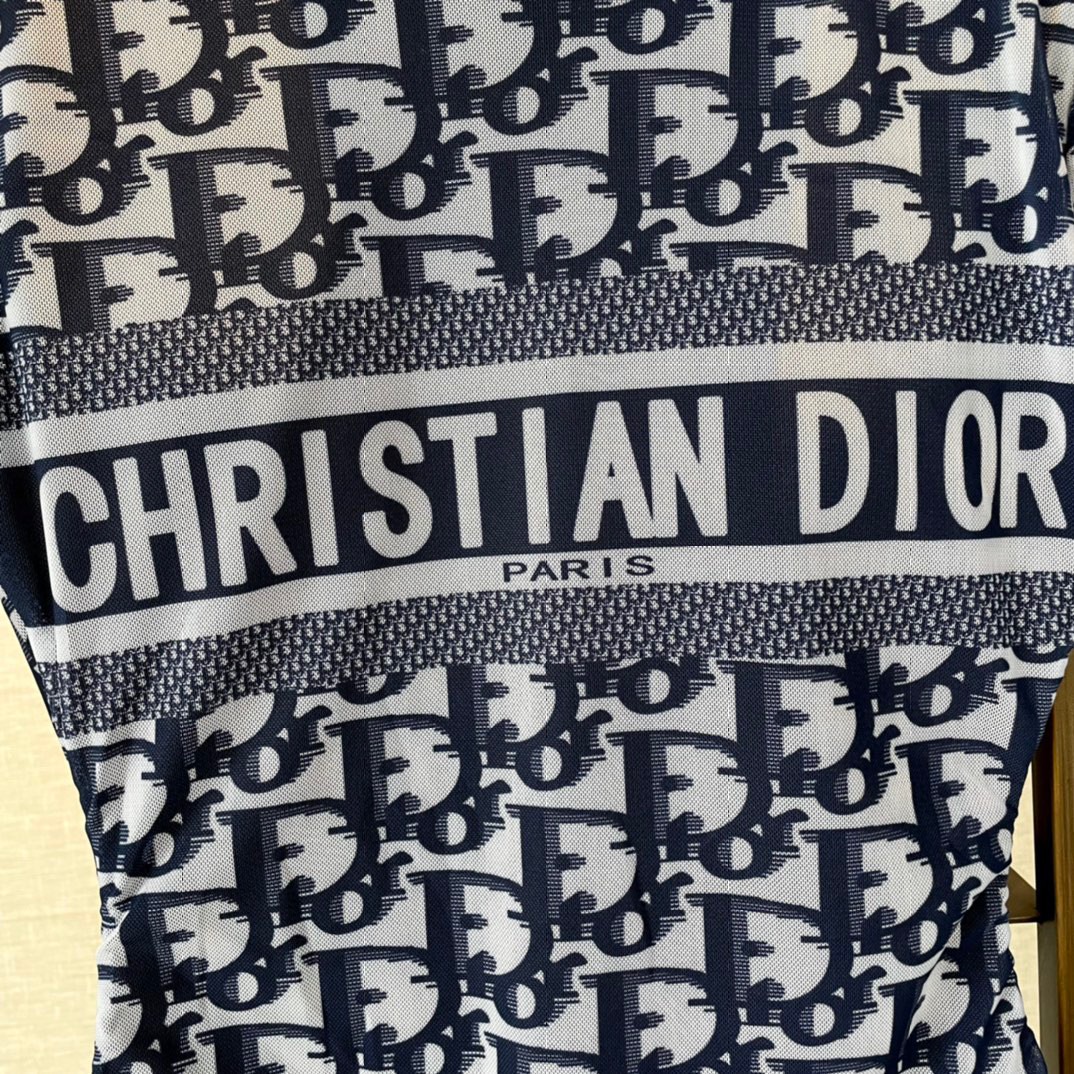  Dior 迪奥长袖连体防晒泳衣，收腰显瘦显腿长！超nice 平时可以配牛仔裤、短裤当连体衣穿！码数SM