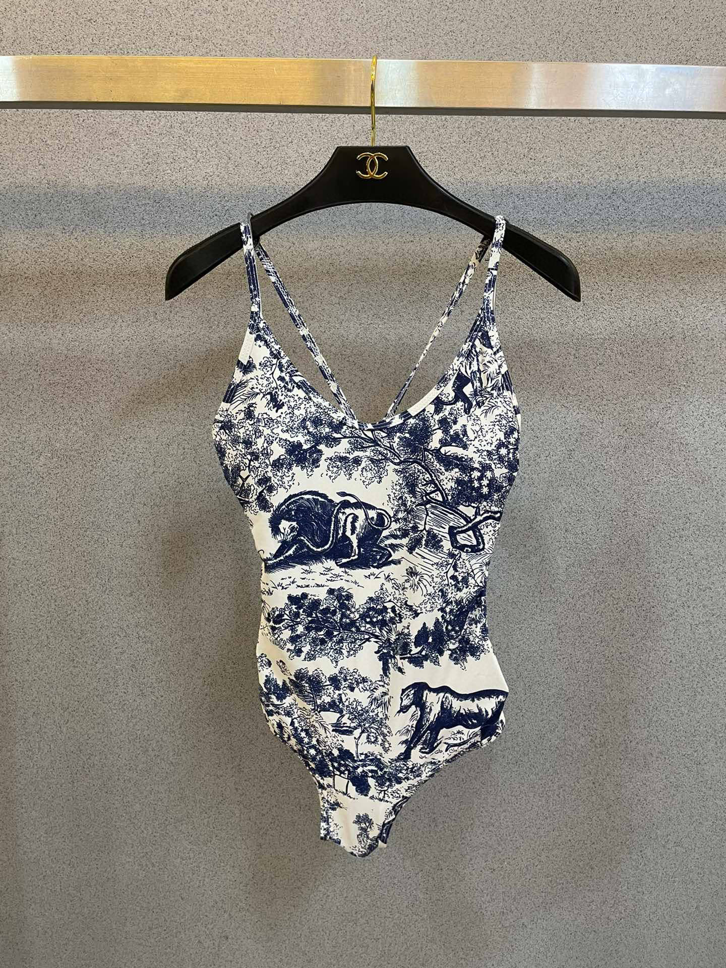  Dior新款动物丛林连体泳衣 实物超级美 😍🥰适合多种场景的游泳衣🏊‍♀️海边 游泳池 温泉 水上乐园