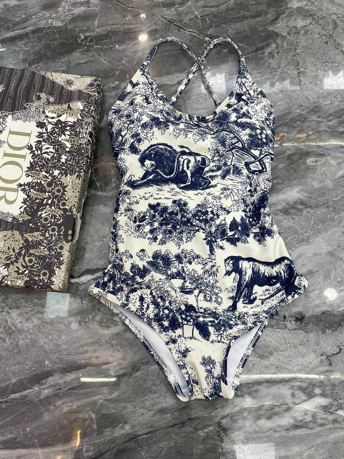  Dior新款动物丛林连体泳衣 实物超级美 😍🥰适合多种场景的游泳衣🏊‍♀️海边 游泳池 温泉 水上乐园