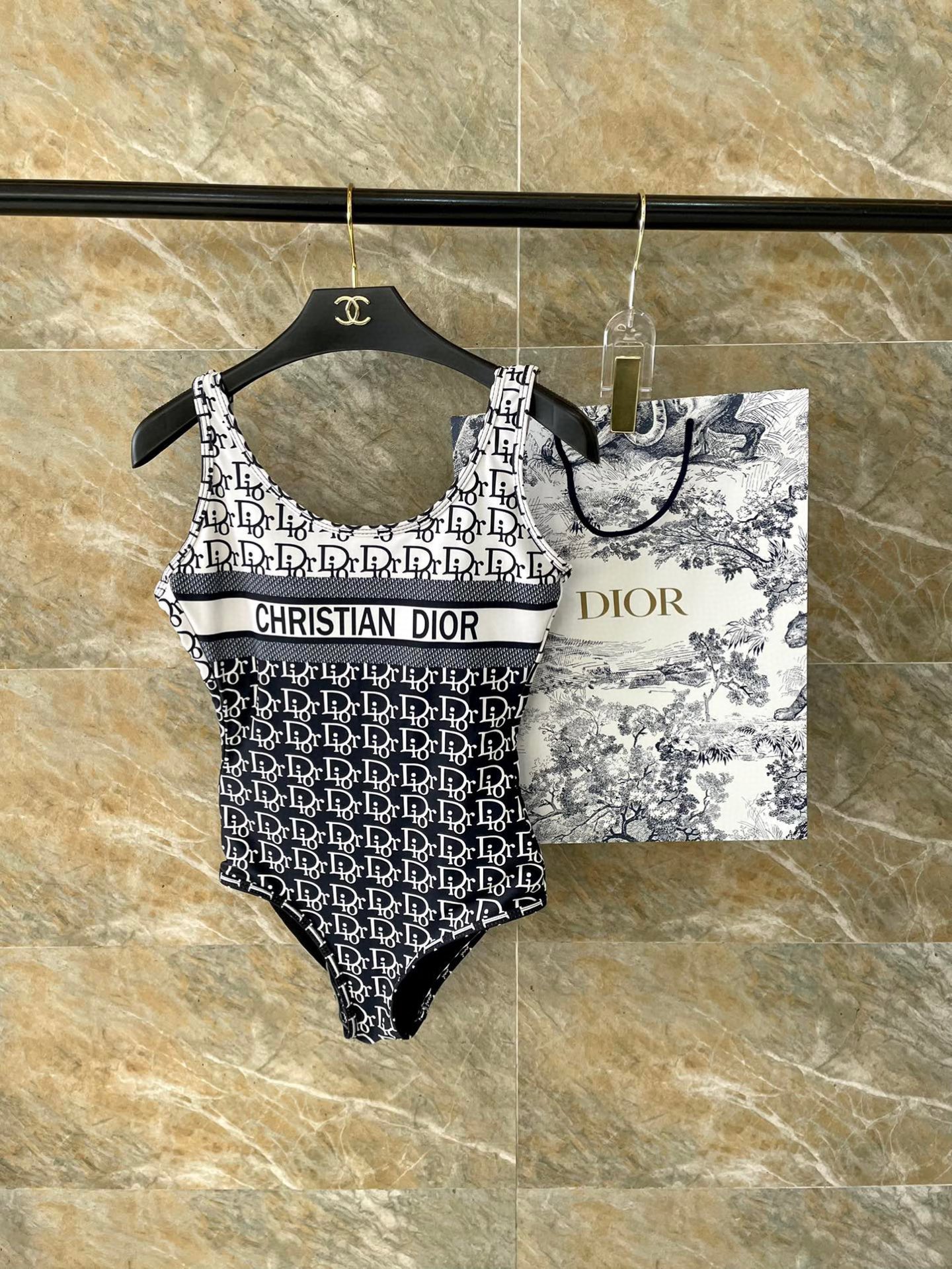 Dior新款动物丛林连体泳衣 实物超级美 😍🥰适合多种场景的游泳衣🏊‍♀️海边 游泳池 温泉 水上乐园