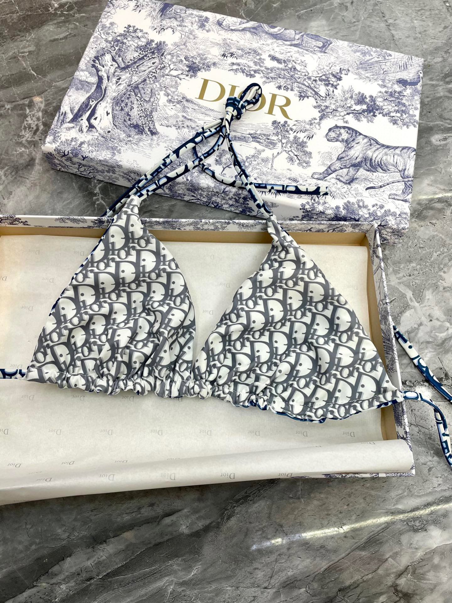  Dior比基尼👙❤️😍🥰适合多种场景的游泳衣🏊‍♀️海边 游泳池 温泉 水上乐园 漂流都可以😌内搭外穿