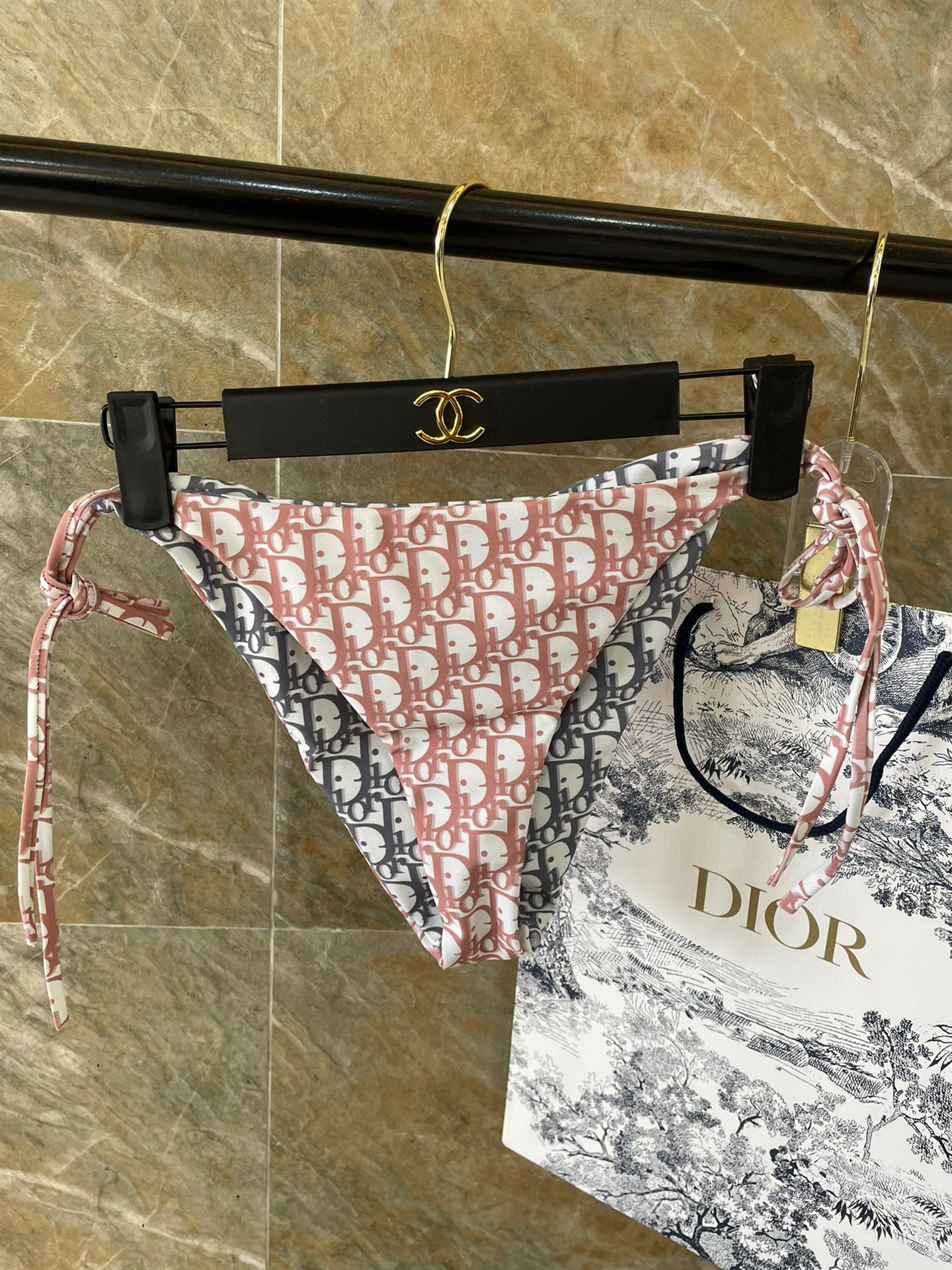  Dior比基尼👙❤️😍🥰适合多种场景的游泳衣🏊‍♀️海边 游泳池 温泉 水上乐园 漂流都可以😌内搭外穿