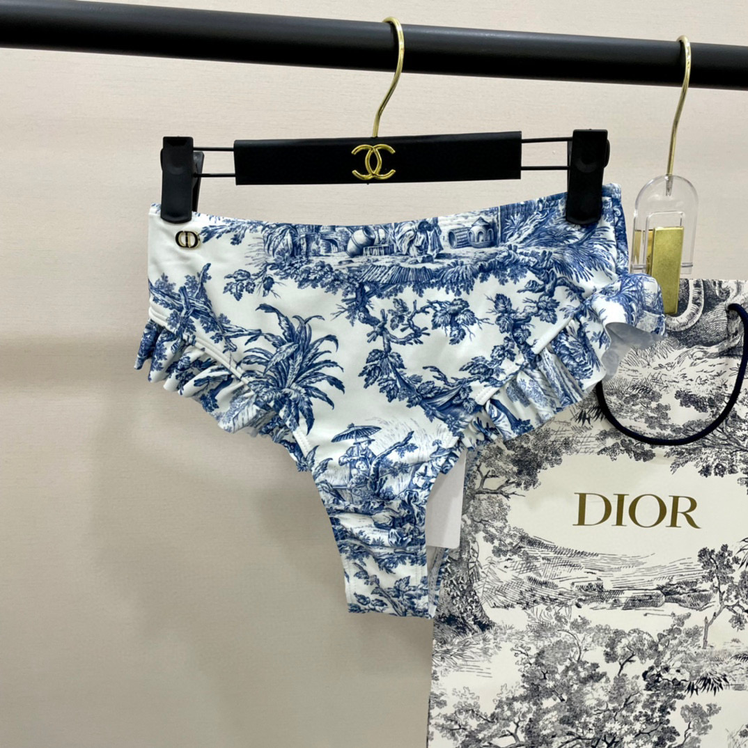  Dior新款分体泳衣 简单大气 适合多种场景的游泳衣🏊‍♀️海边 游泳池 温泉 水上乐园 漂流都可以😌