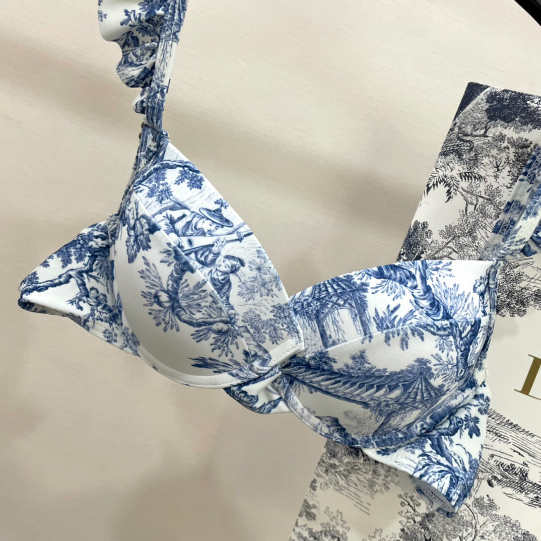  Dior新款分体泳衣 简单大气 适合多种场景的游泳衣🏊‍♀️海边 游泳池 温泉 水上乐园 漂流都可以😌