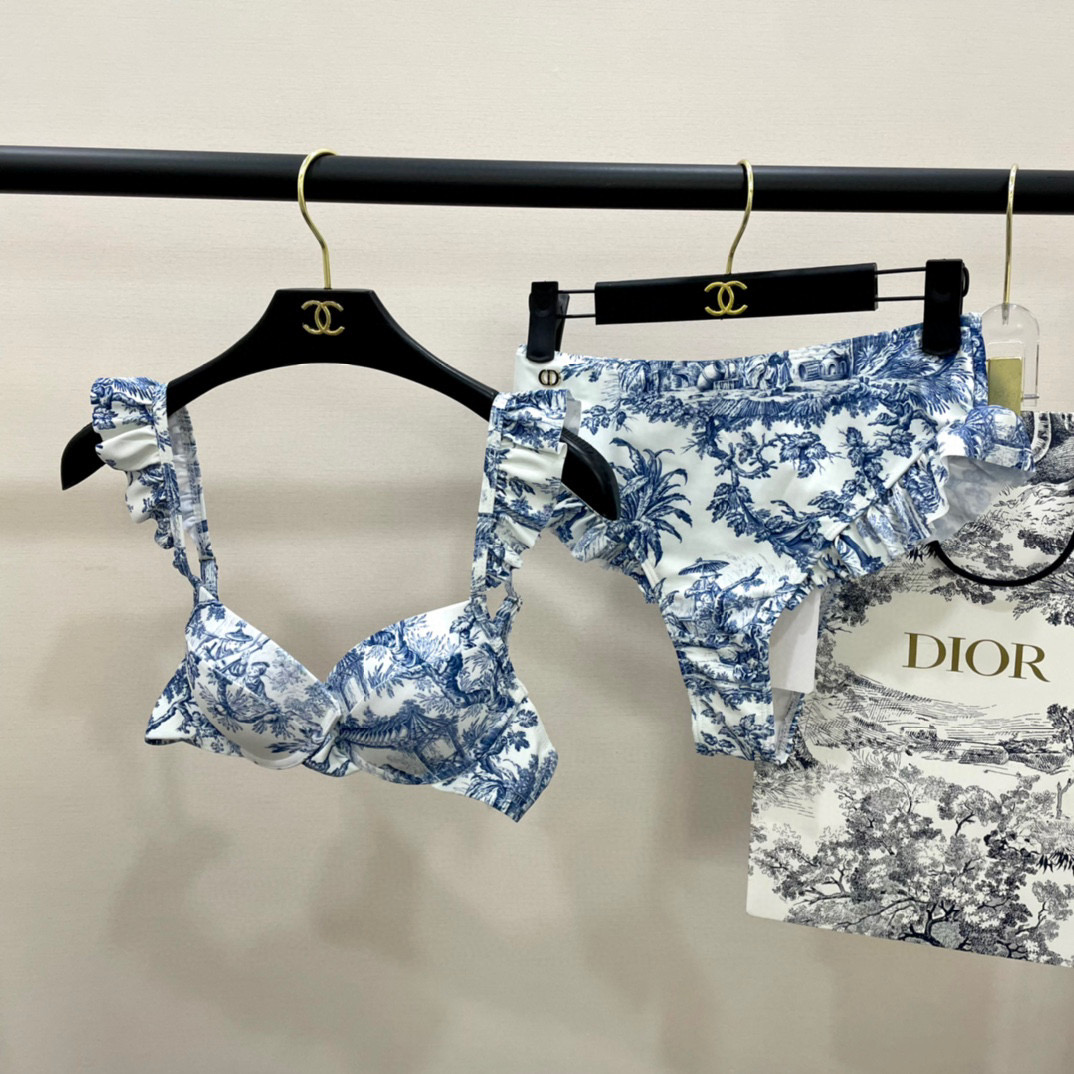  Dior新款分体泳衣 简单大气 适合多种场景的游泳衣🏊‍♀️海边 游泳池 温泉 水上乐园 漂流都可以😌