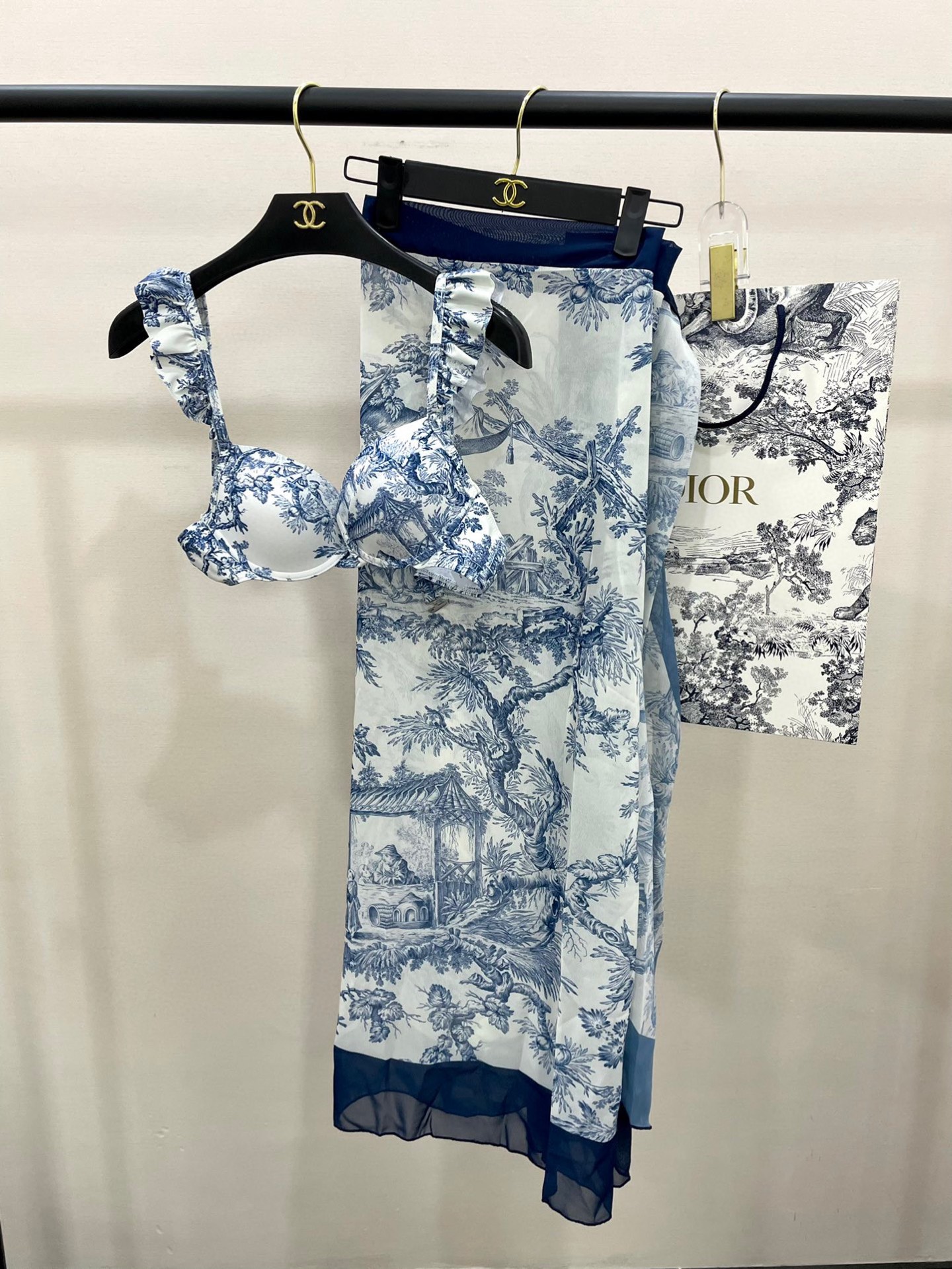  Dior新款分体泳衣 简单大气 适合多种场景的游泳衣🏊‍♀️海边 游泳池 温泉 水上乐园 漂流都可以😌