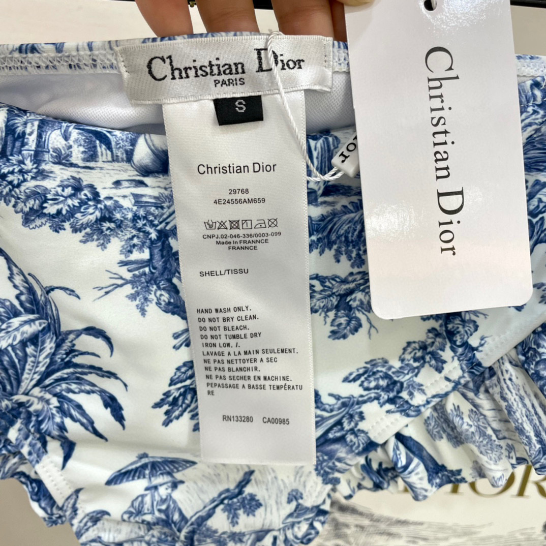  Dior新款分体泳衣 简单大气 适合多种场景的游泳衣🏊‍♀️海边 游泳池 温泉 水上乐园 漂流都可以😌