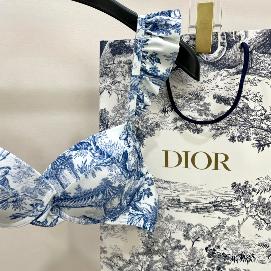  Dior新款分体泳衣 简单大气 适合多种场景的游泳衣🏊‍♀️海边 游泳池 温泉 水上乐园 漂流都可以😌