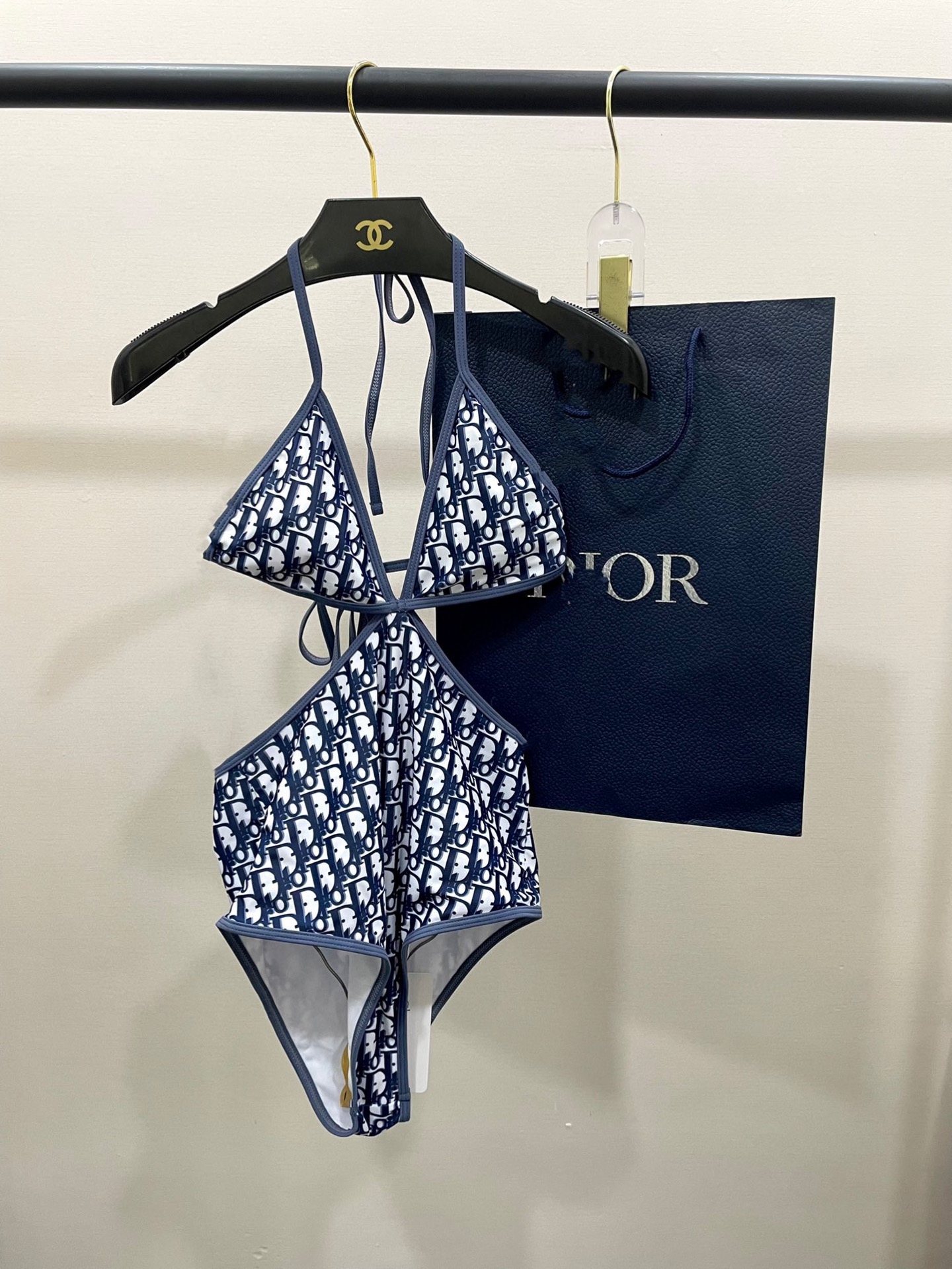  Dior新款性感连体泳衣 周扬青同款 😍🥰适合多种场景的游泳衣🏊‍♀️海边 游泳池 温泉 水上乐园 漂